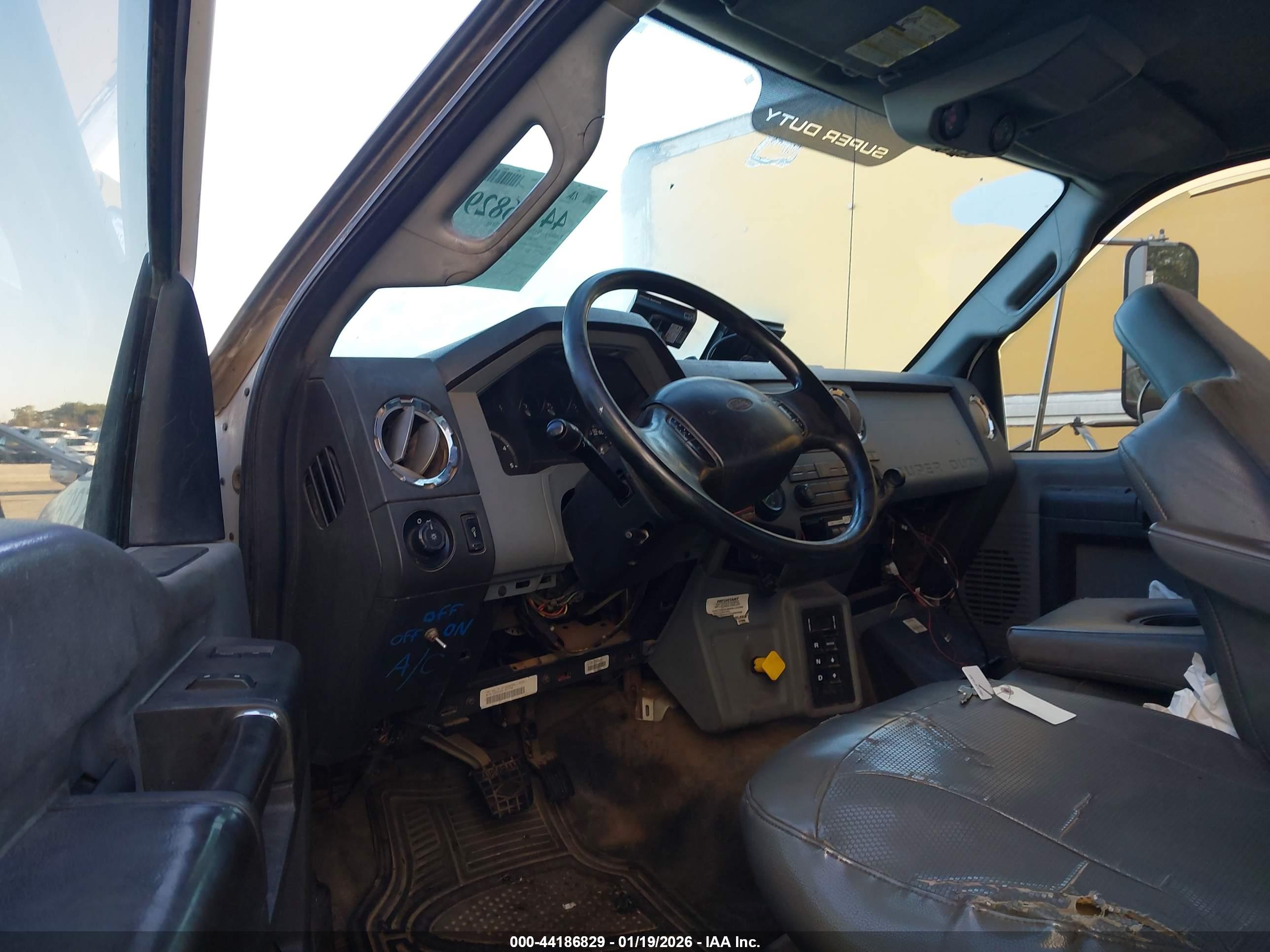 FORD F-750 image 8