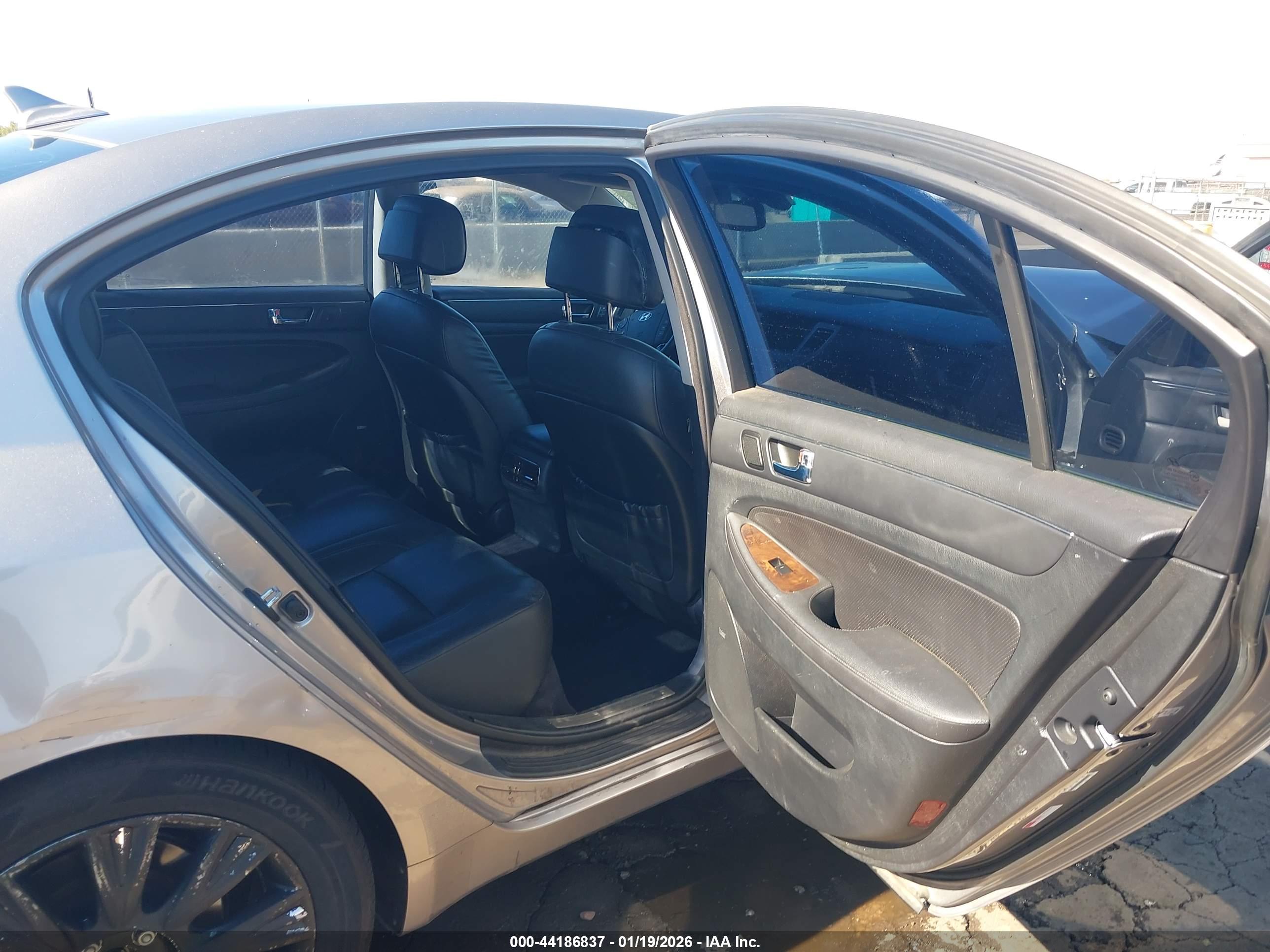 HYUNDAI GENESIS image 8