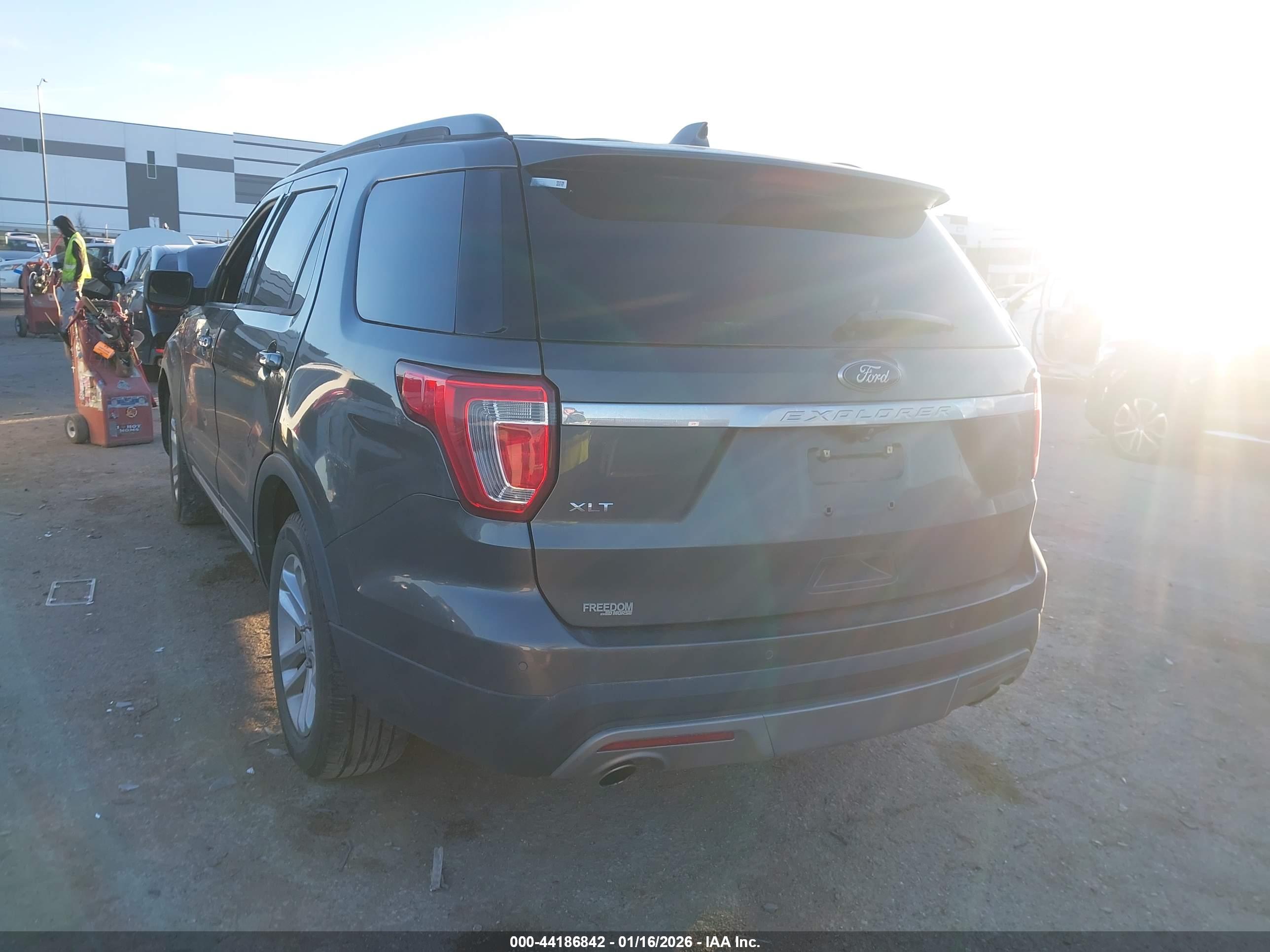FORD EXPLORER image 3