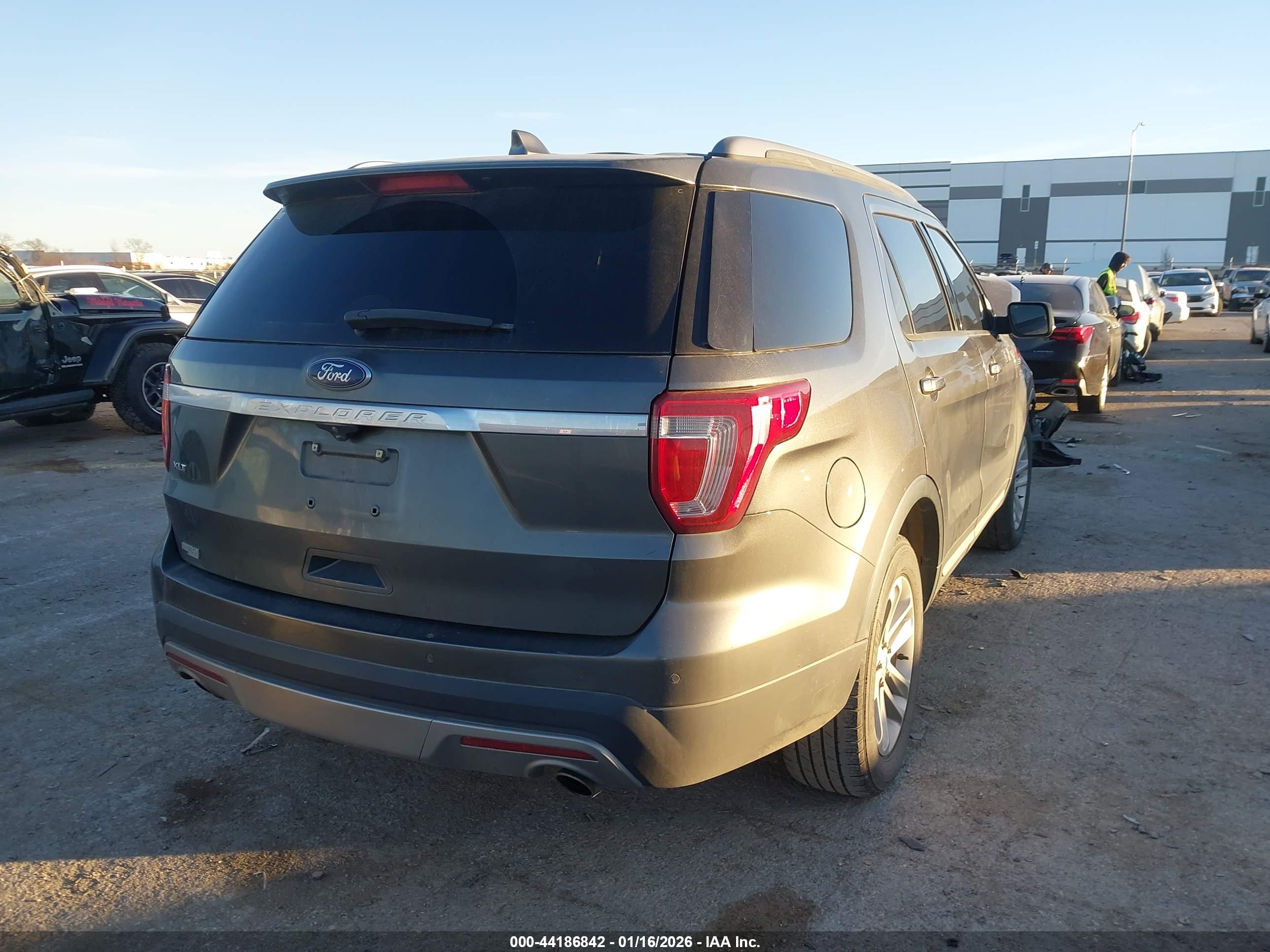 FORD EXPLORER image 4