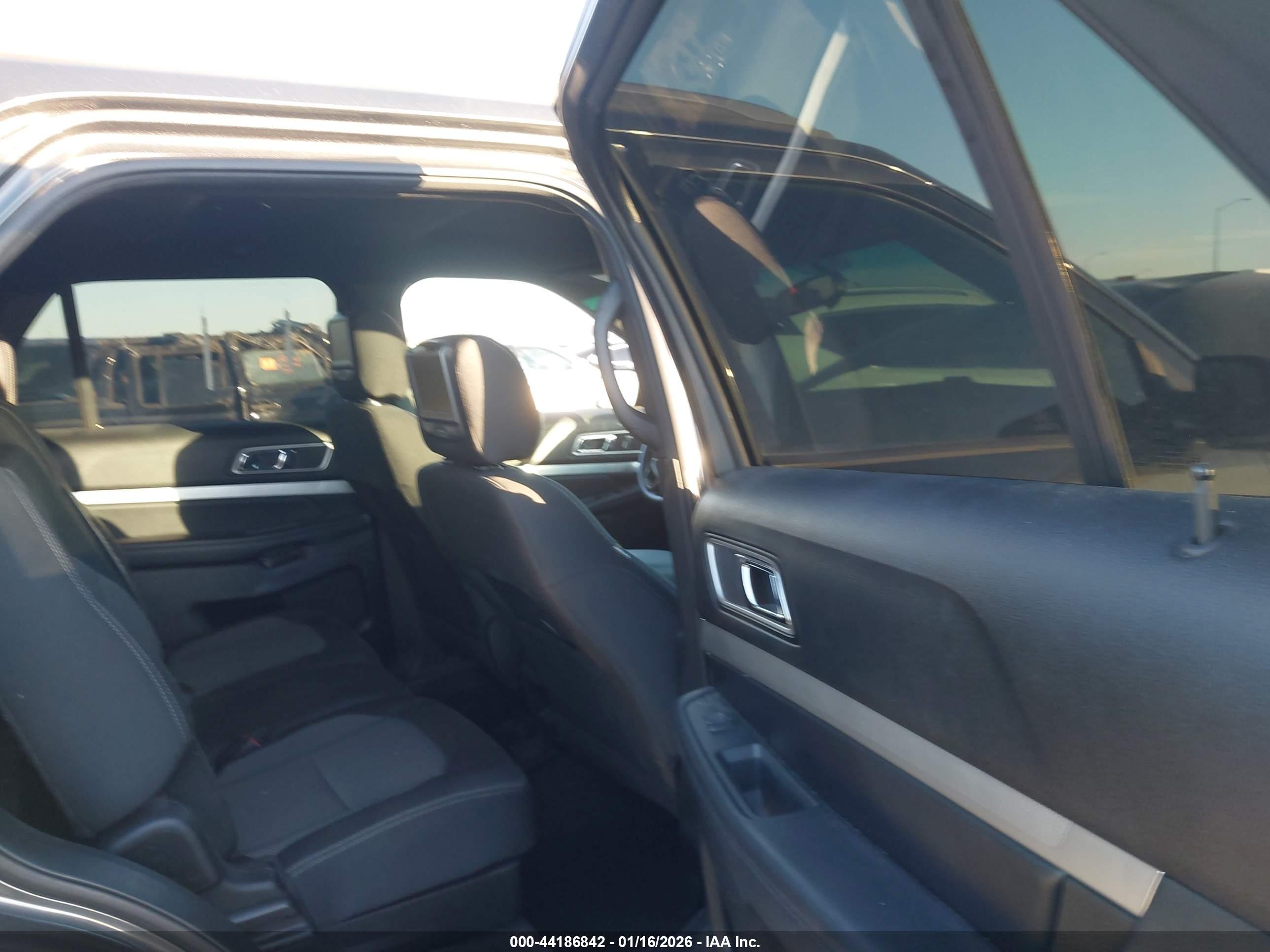 FORD EXPLORER image 8
