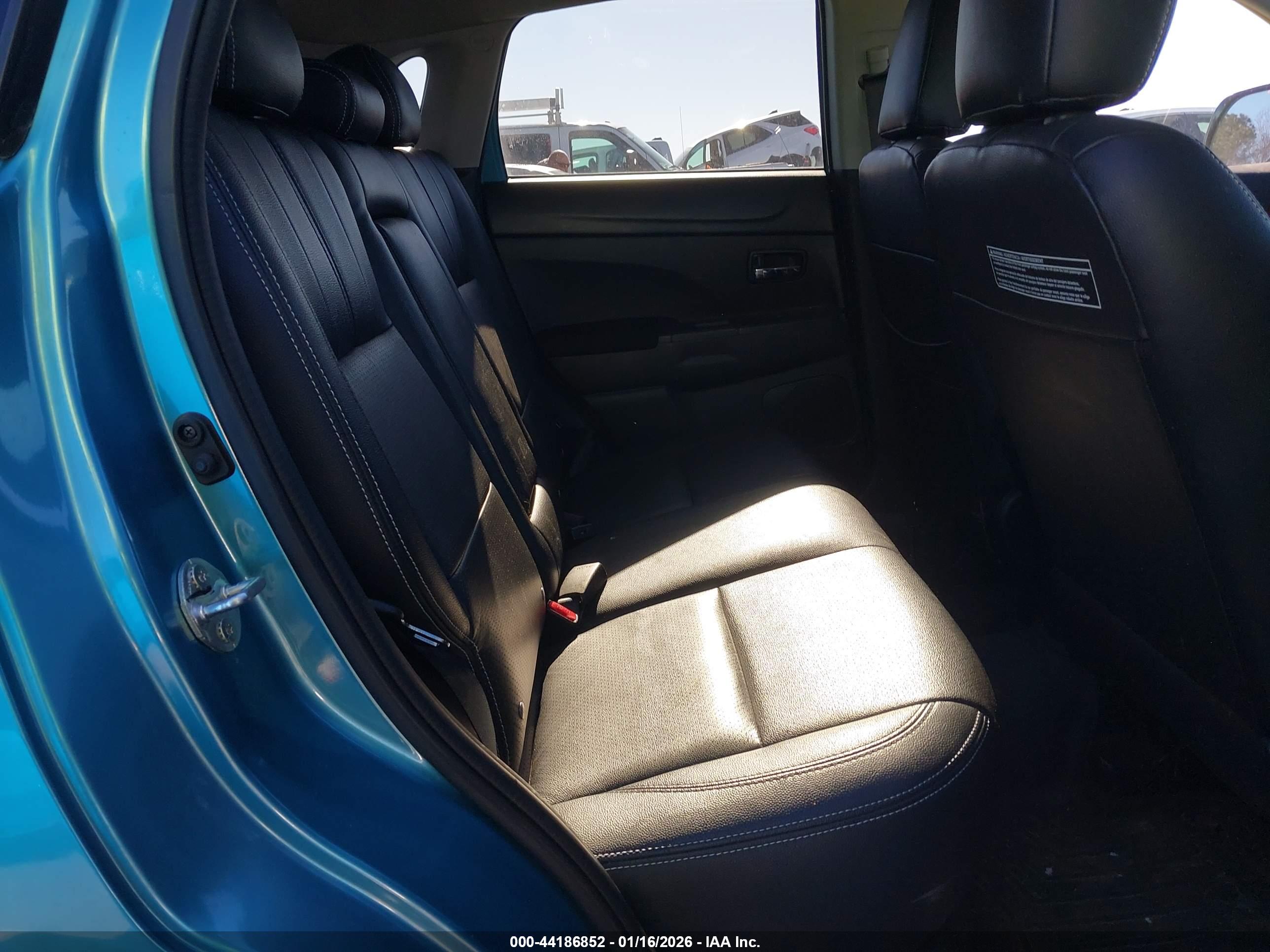 MITSUBISHI OUTLANDER image 8