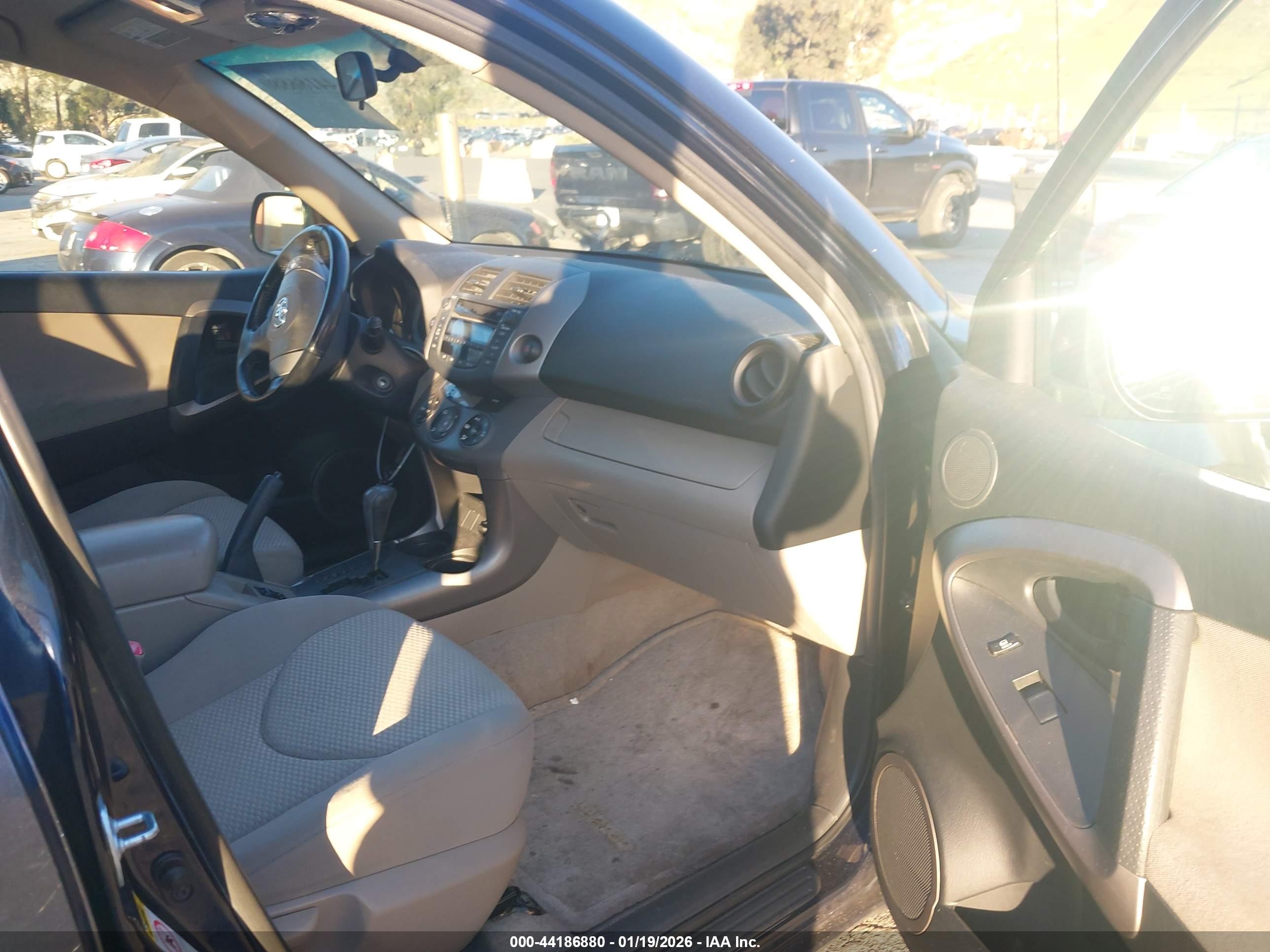 TOYOTA RAV4 image 5