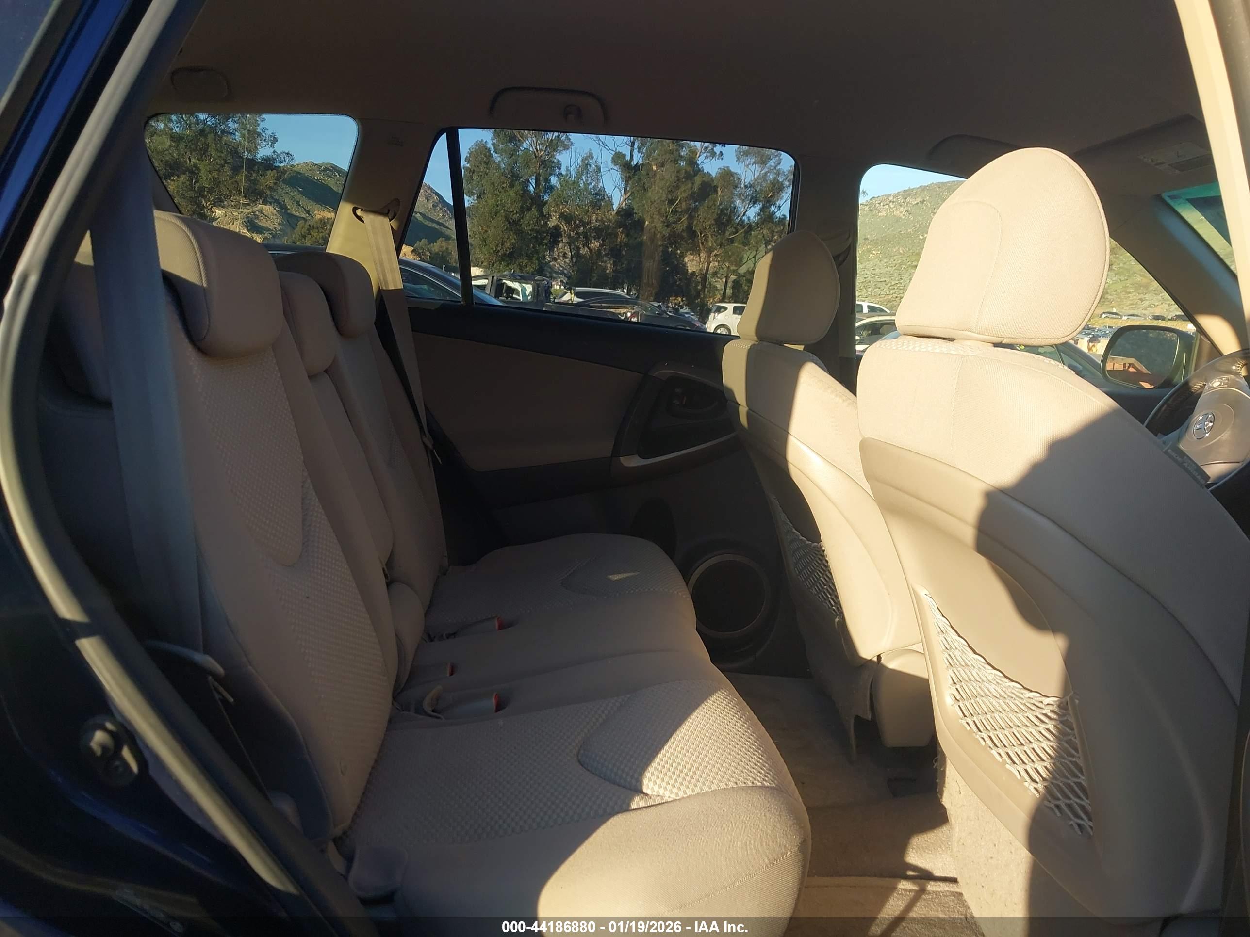 TOYOTA RAV4 image 8