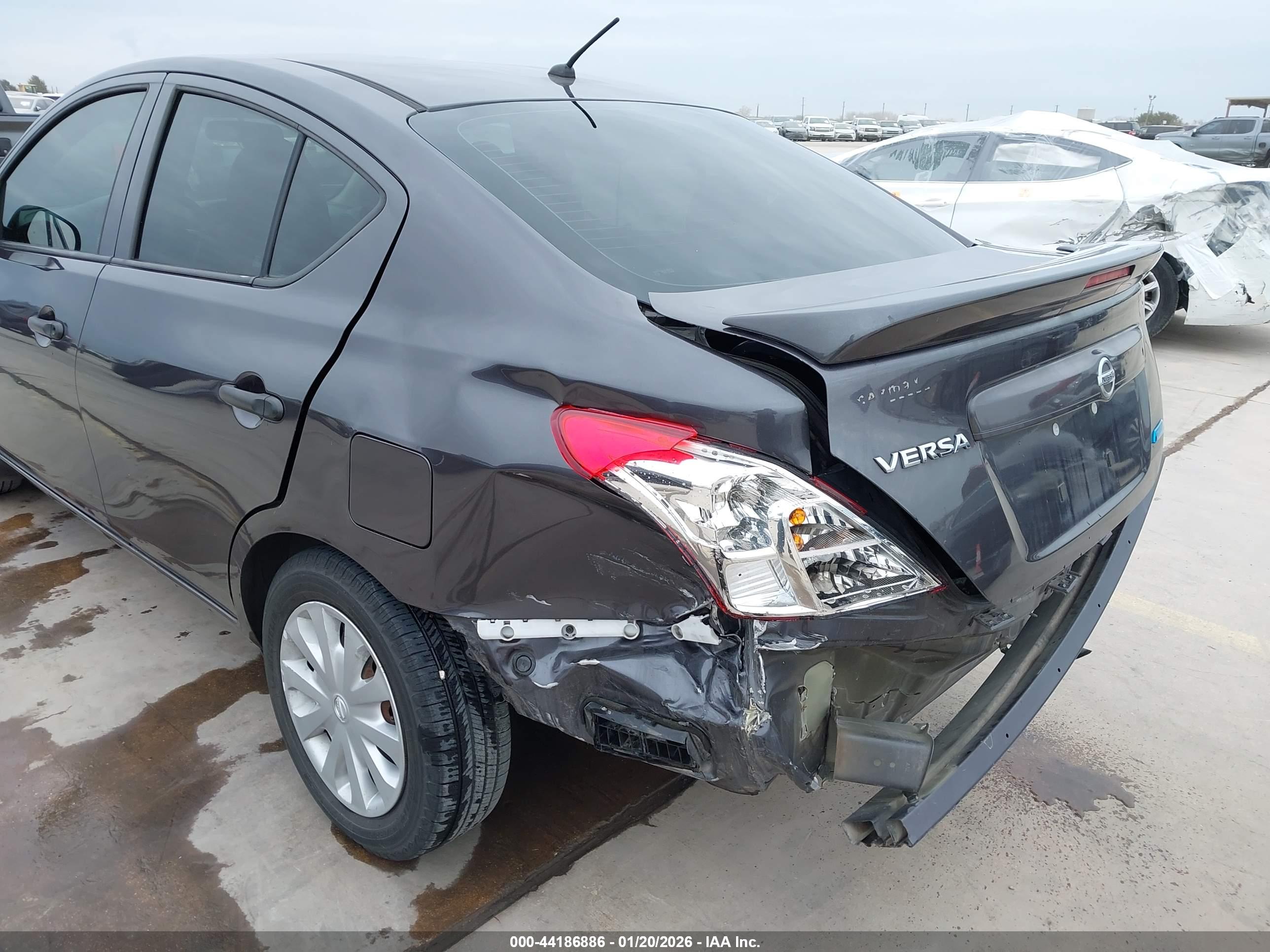 NISSAN VERSA image 6