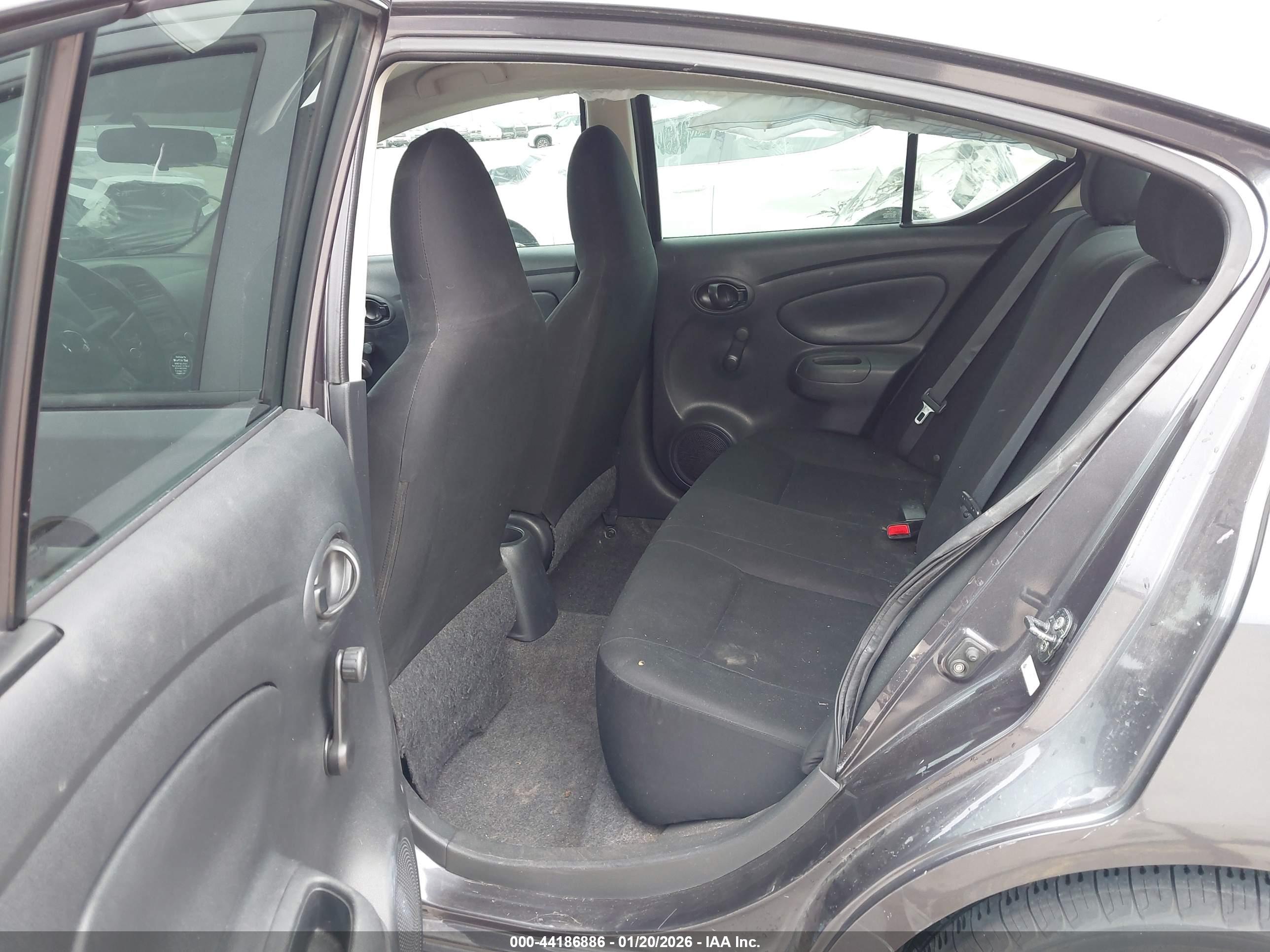 NISSAN VERSA image 8