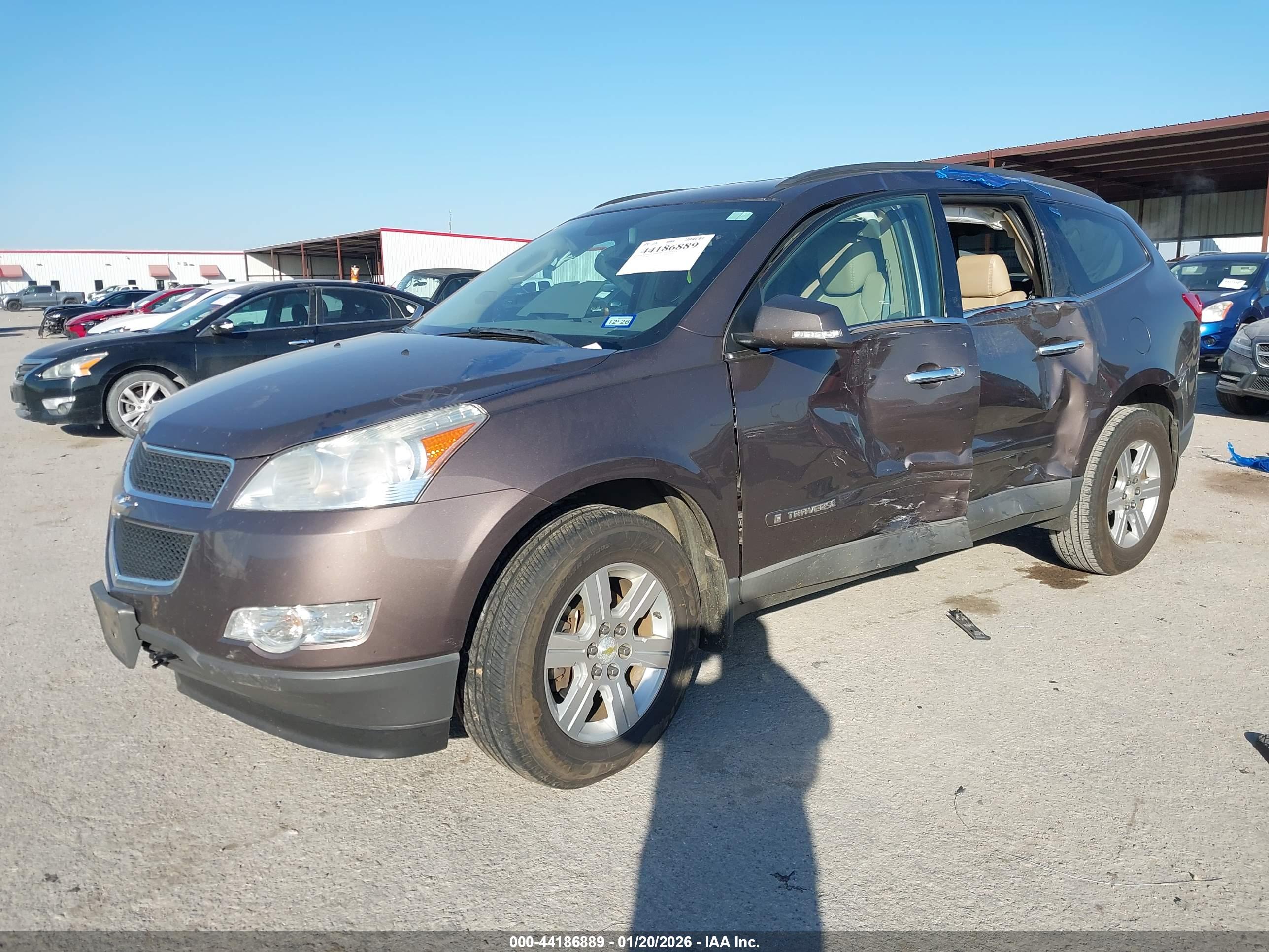 CHEVROLET TRAVERSE image 2