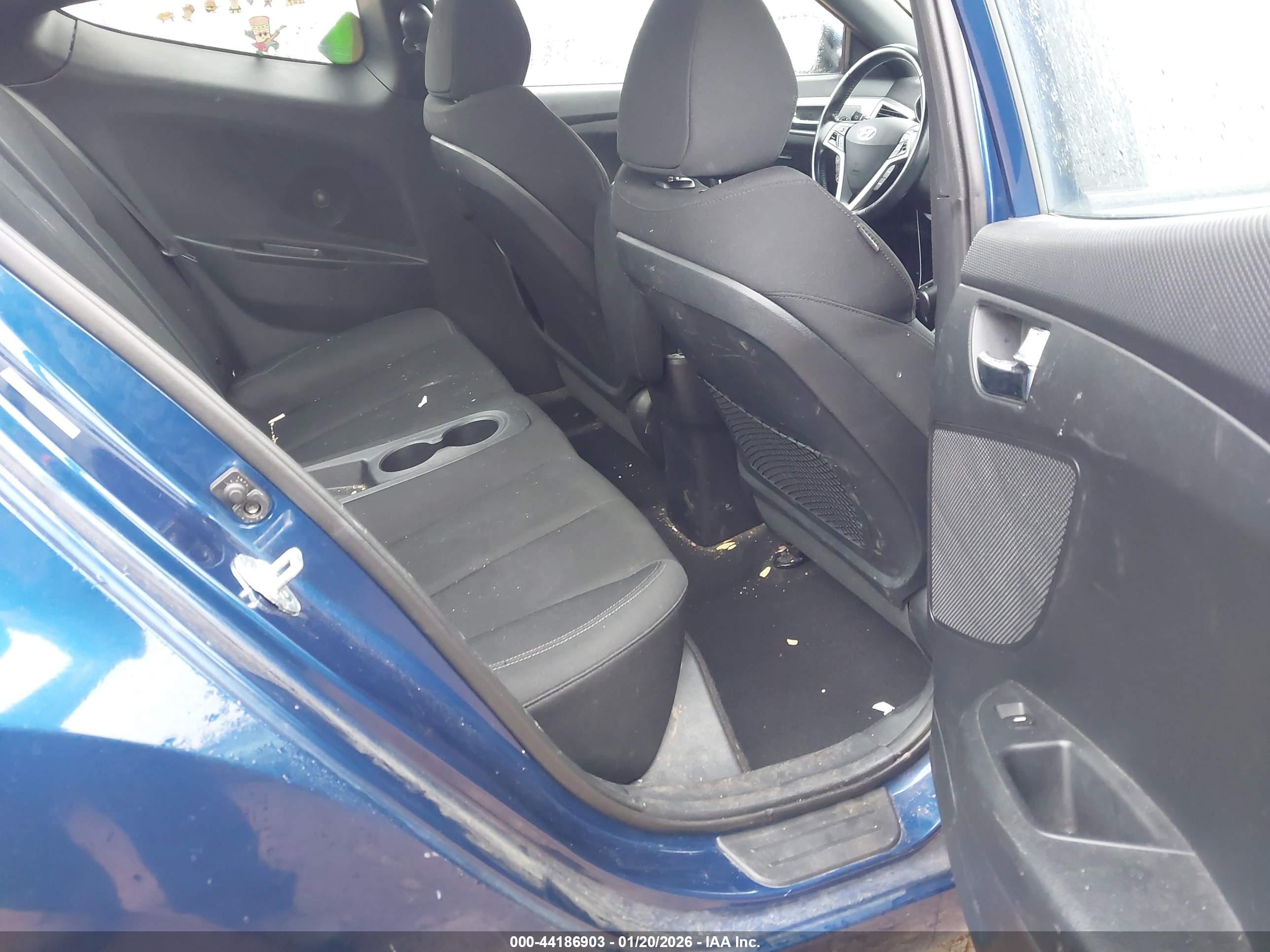 HYUNDAI VELOSTER image 8