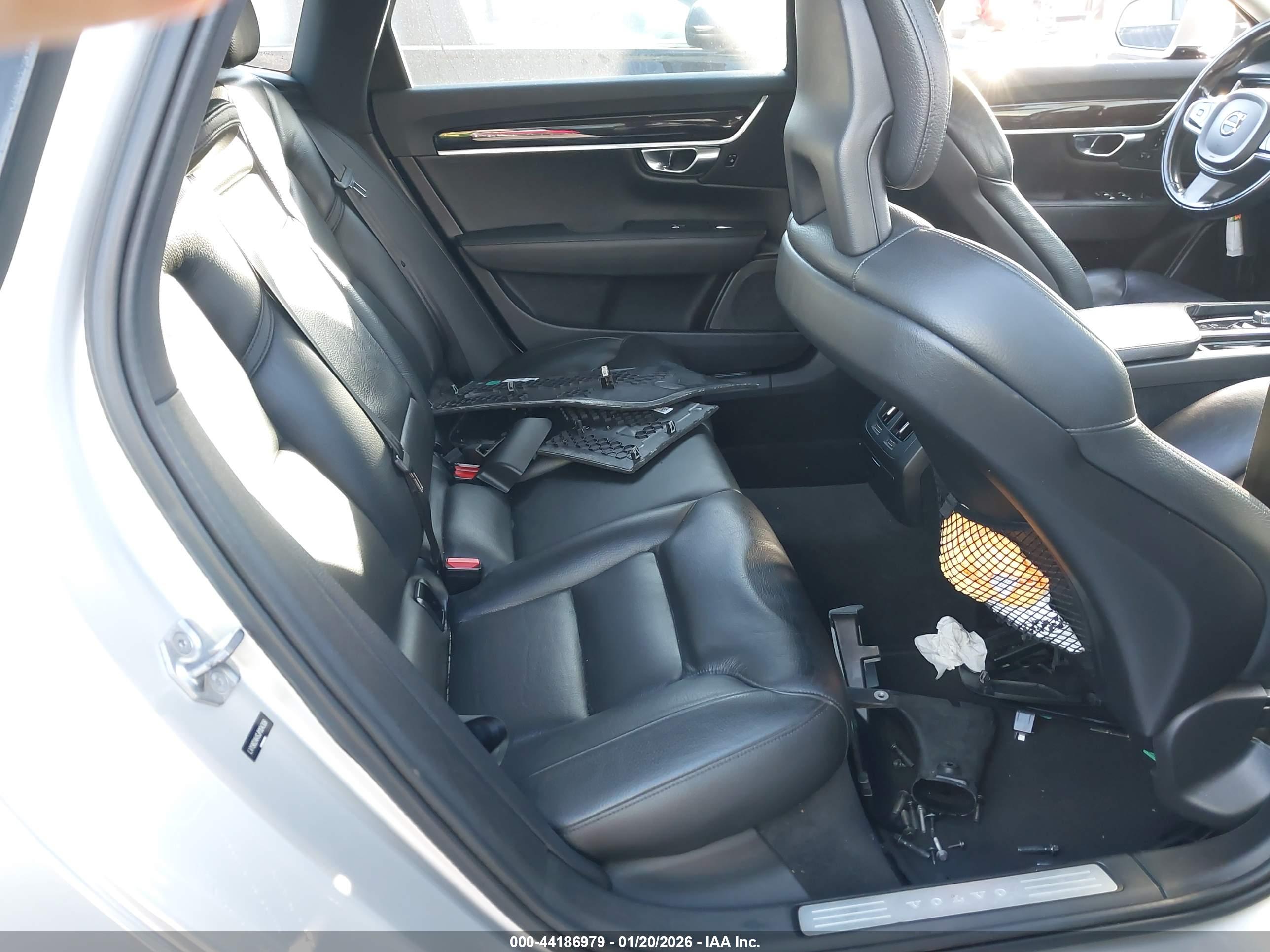 VOLVO S90 image 8