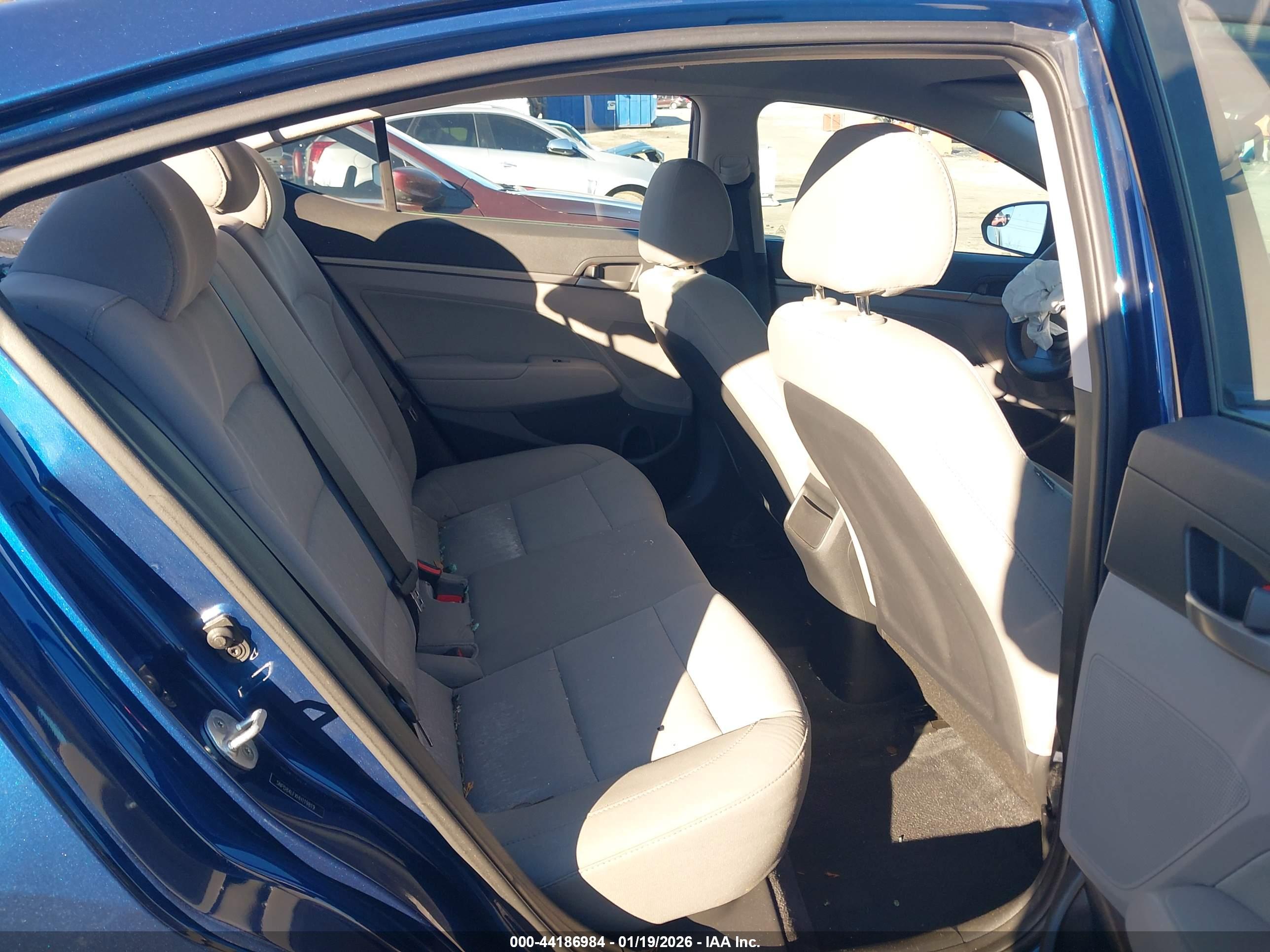 HYUNDAI ELANTRA image 8