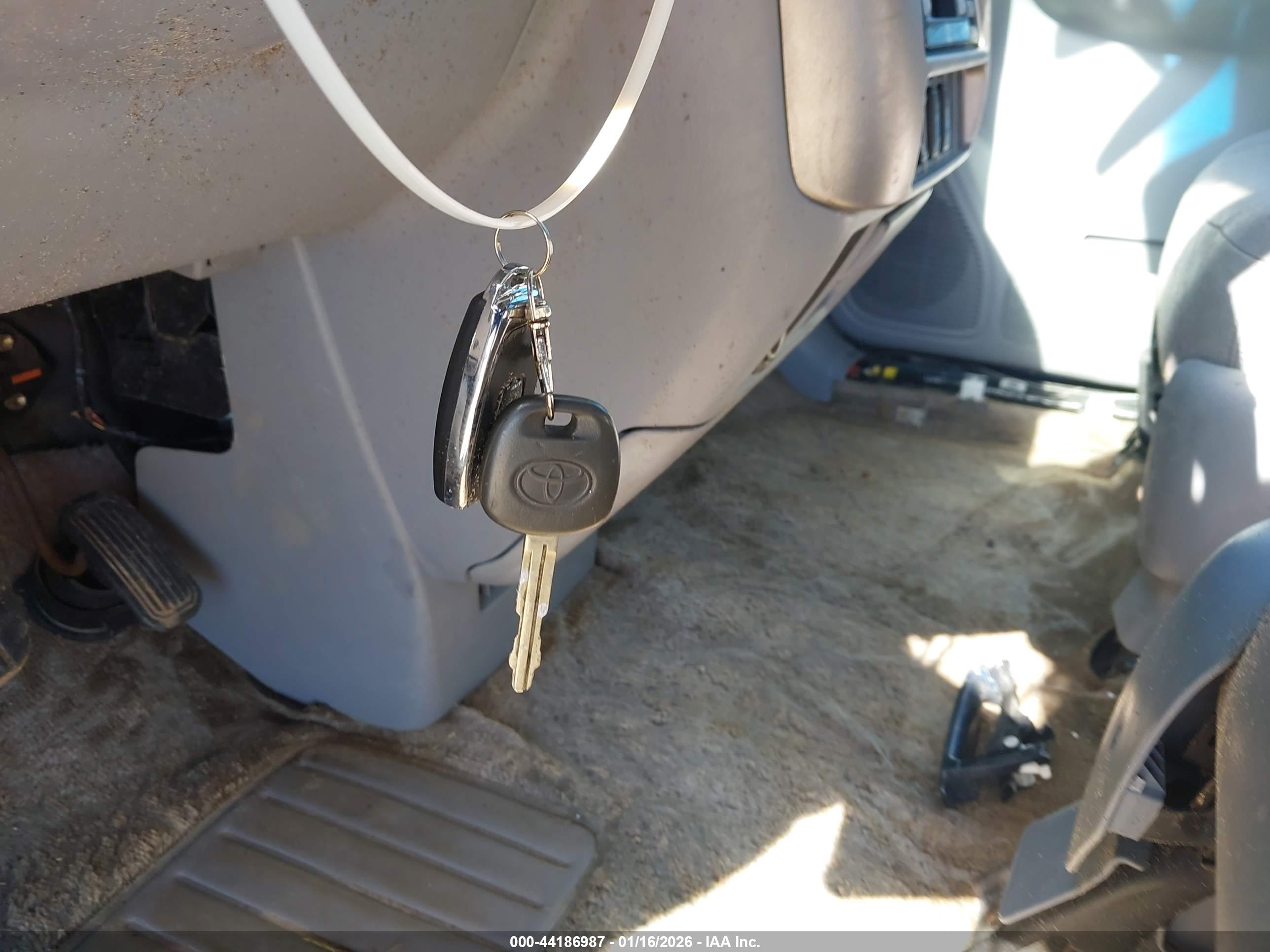 TOYOTA SIENNA image 11