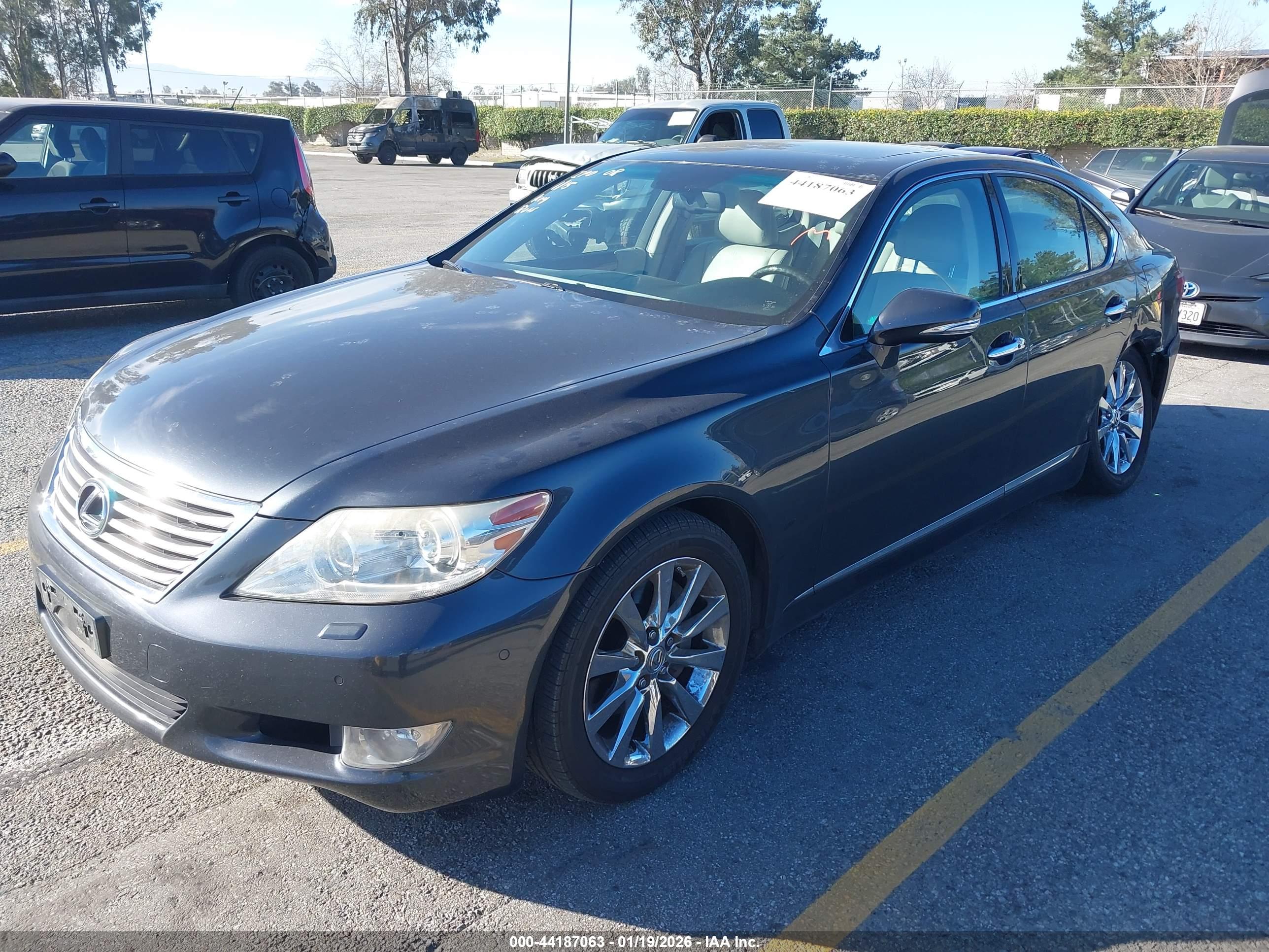 LEXUS LS image 2