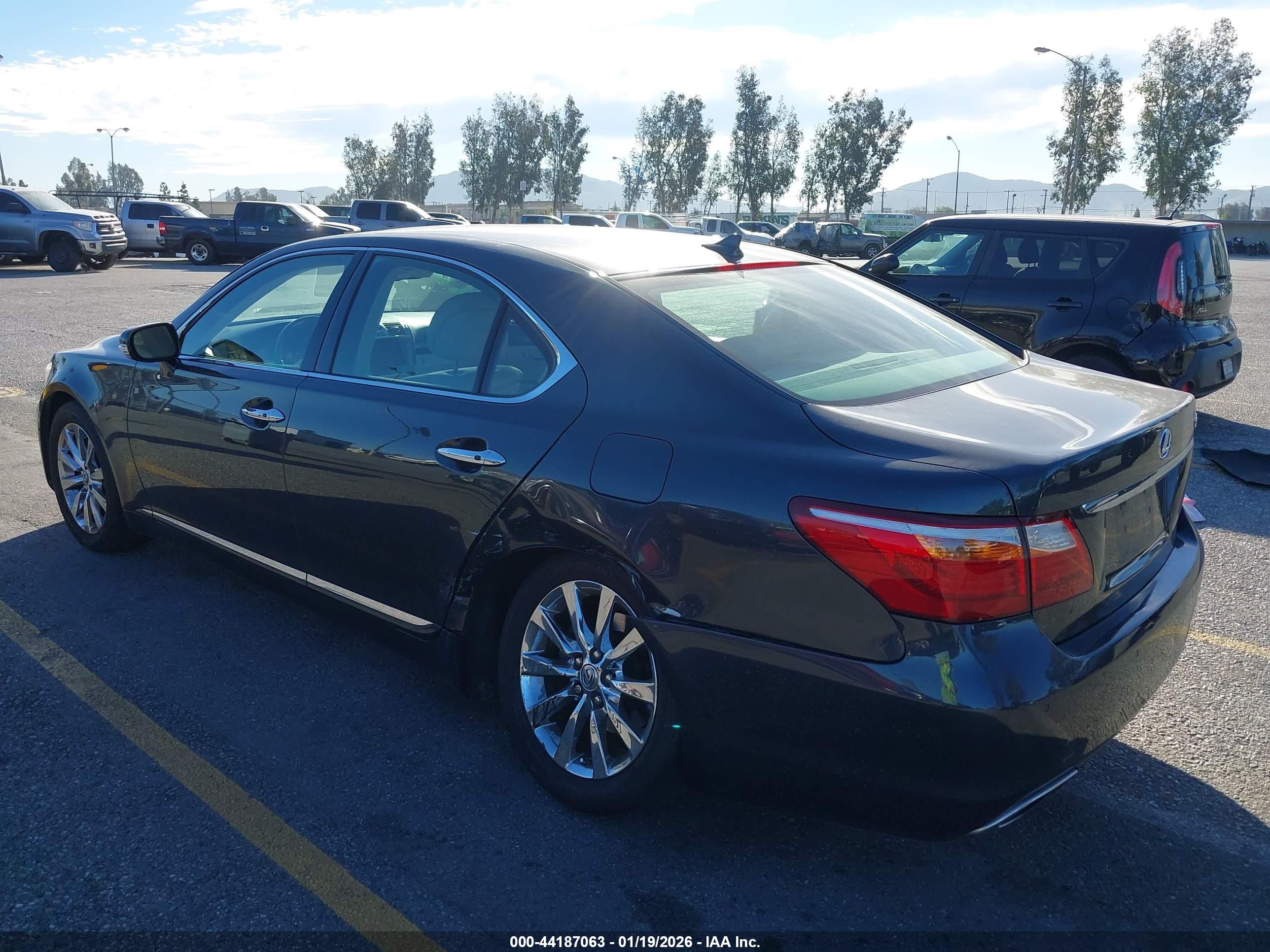 LEXUS LS image 3