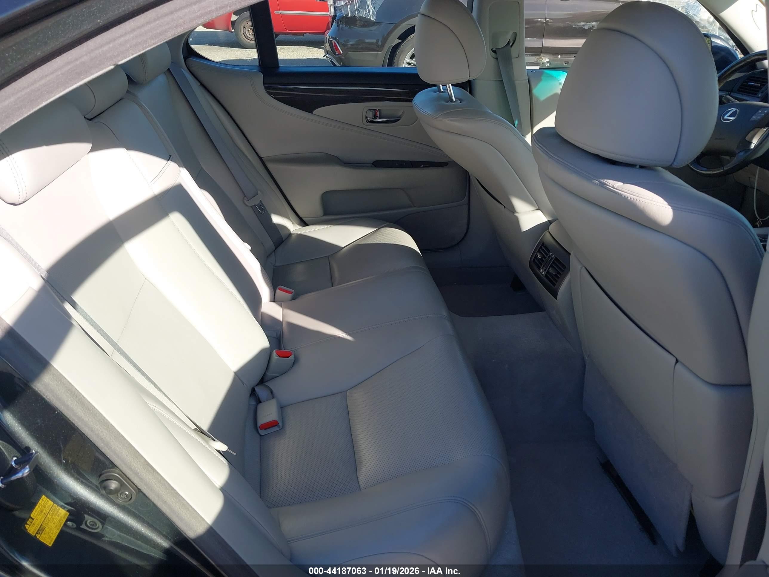 LEXUS LS image 8