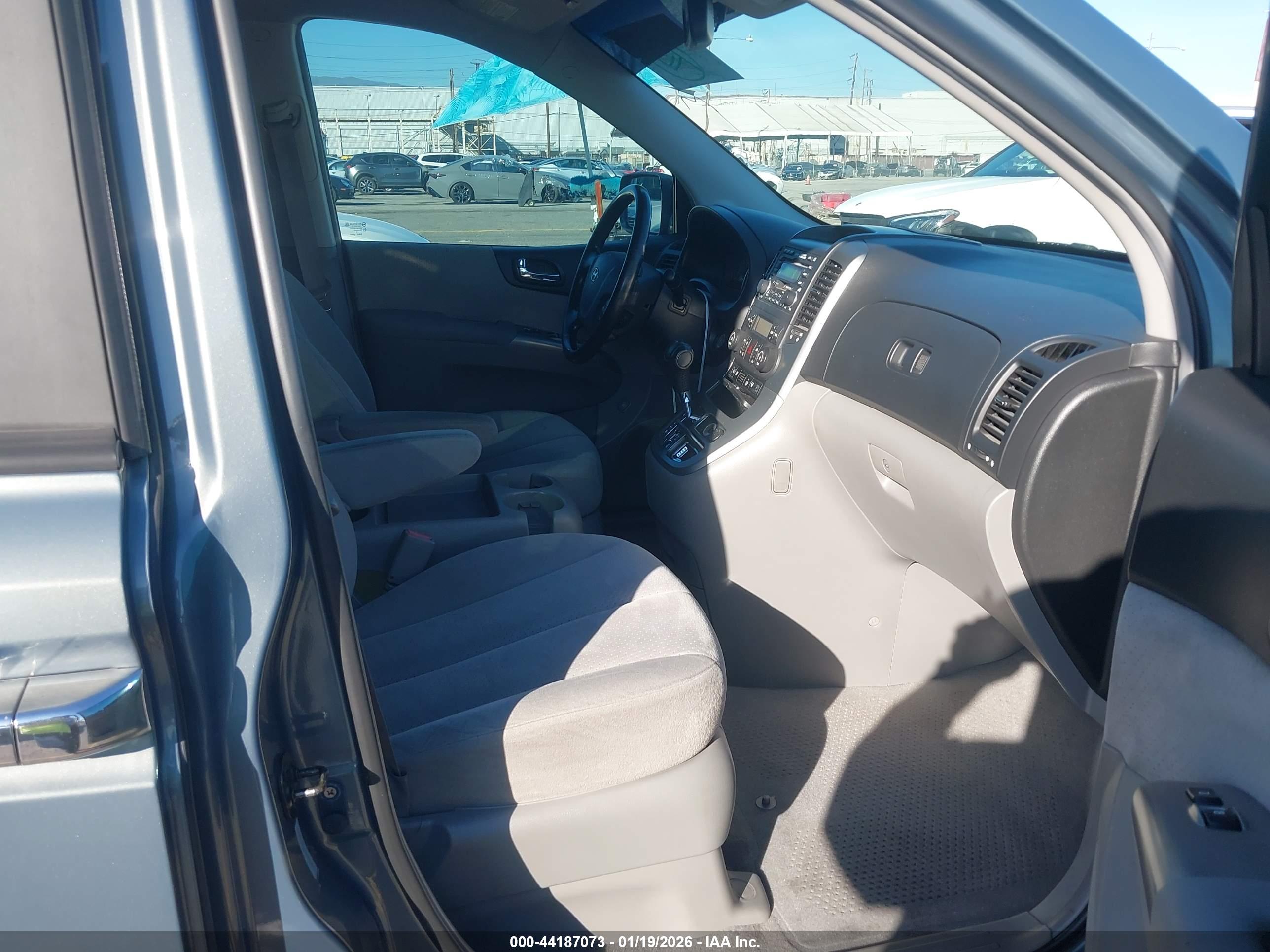 HYUNDAI ENTOURAGE image 5