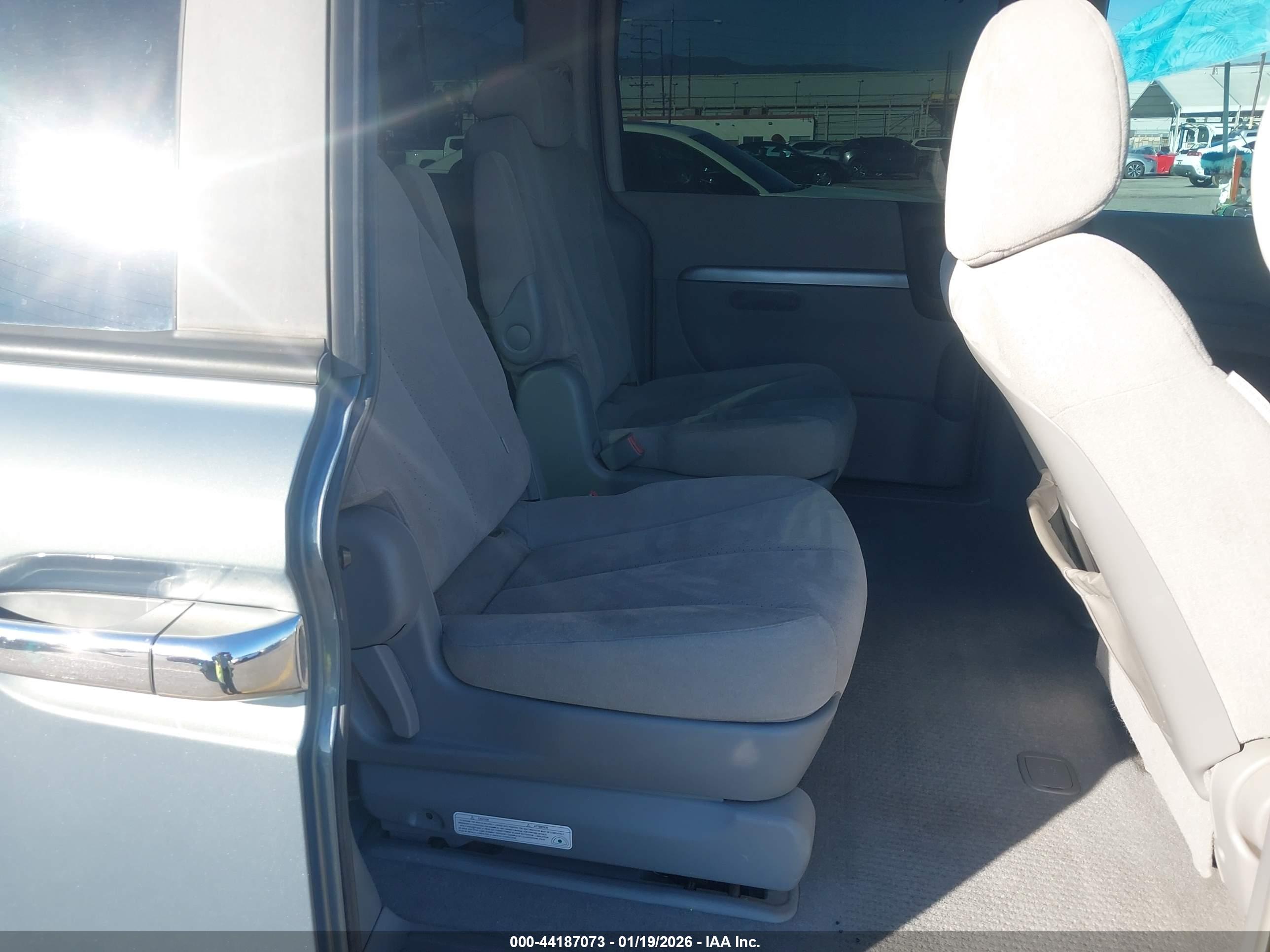 HYUNDAI ENTOURAGE image 8