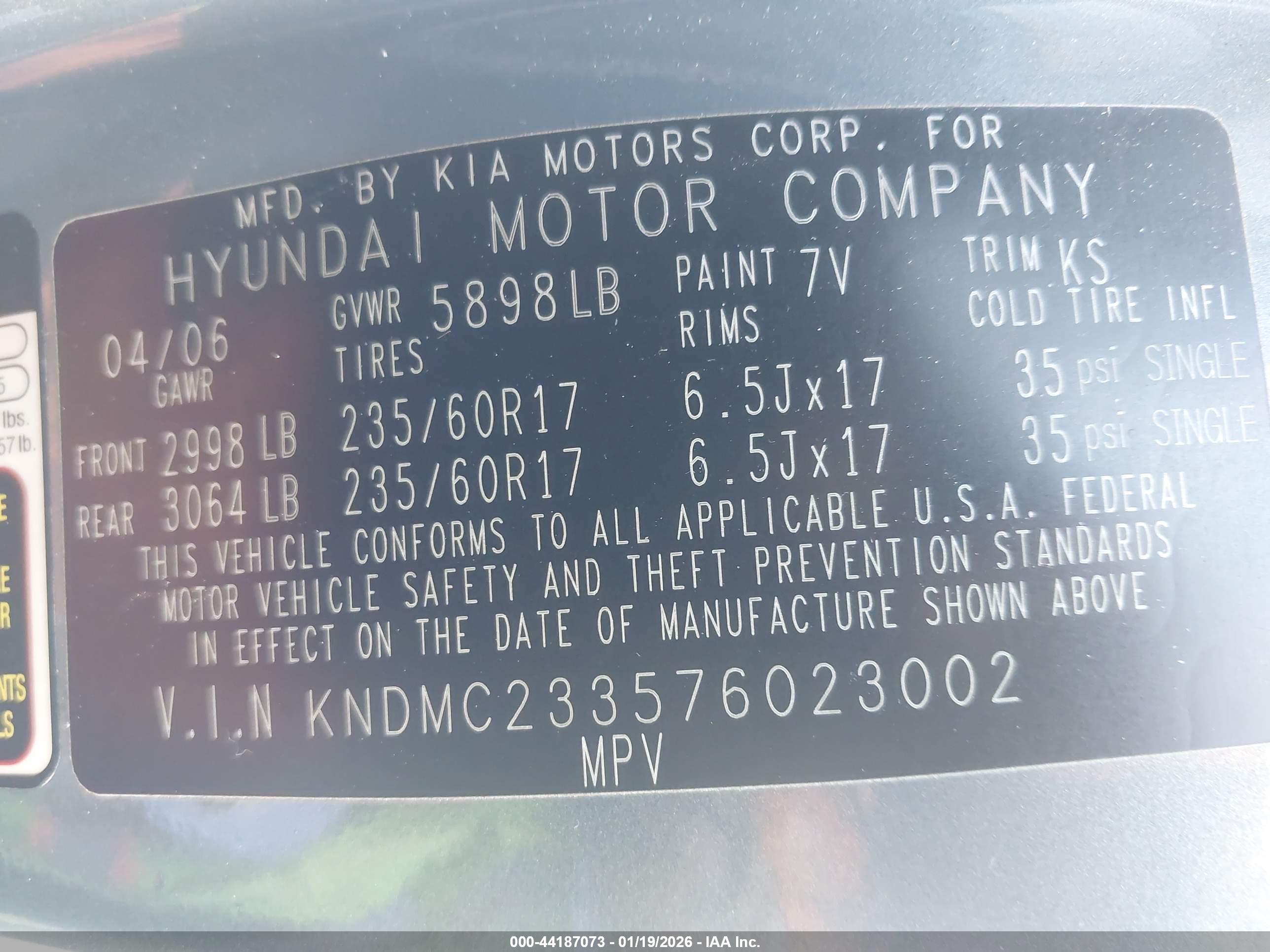 HYUNDAI ENTOURAGE image 9