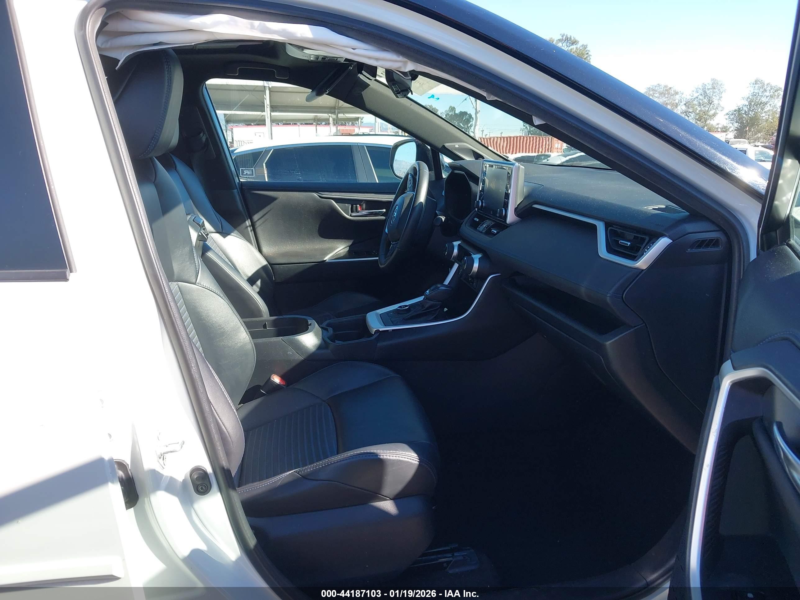 TOYOTA RAV4 image 5
