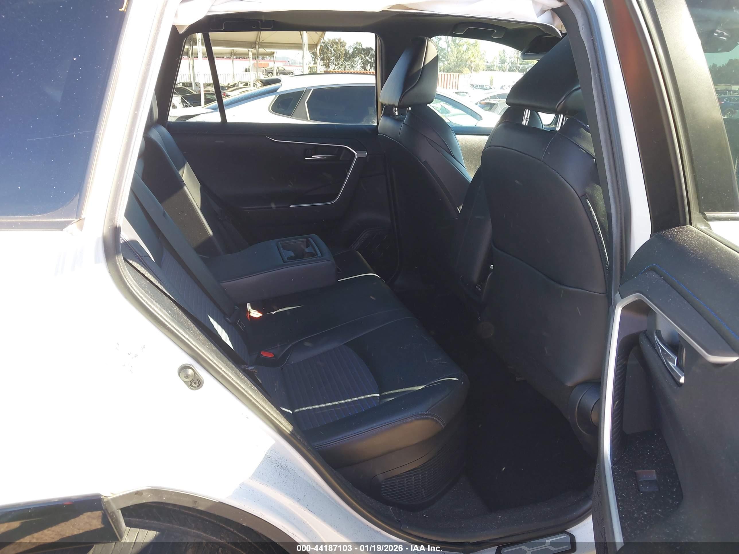 TOYOTA RAV4 image 8