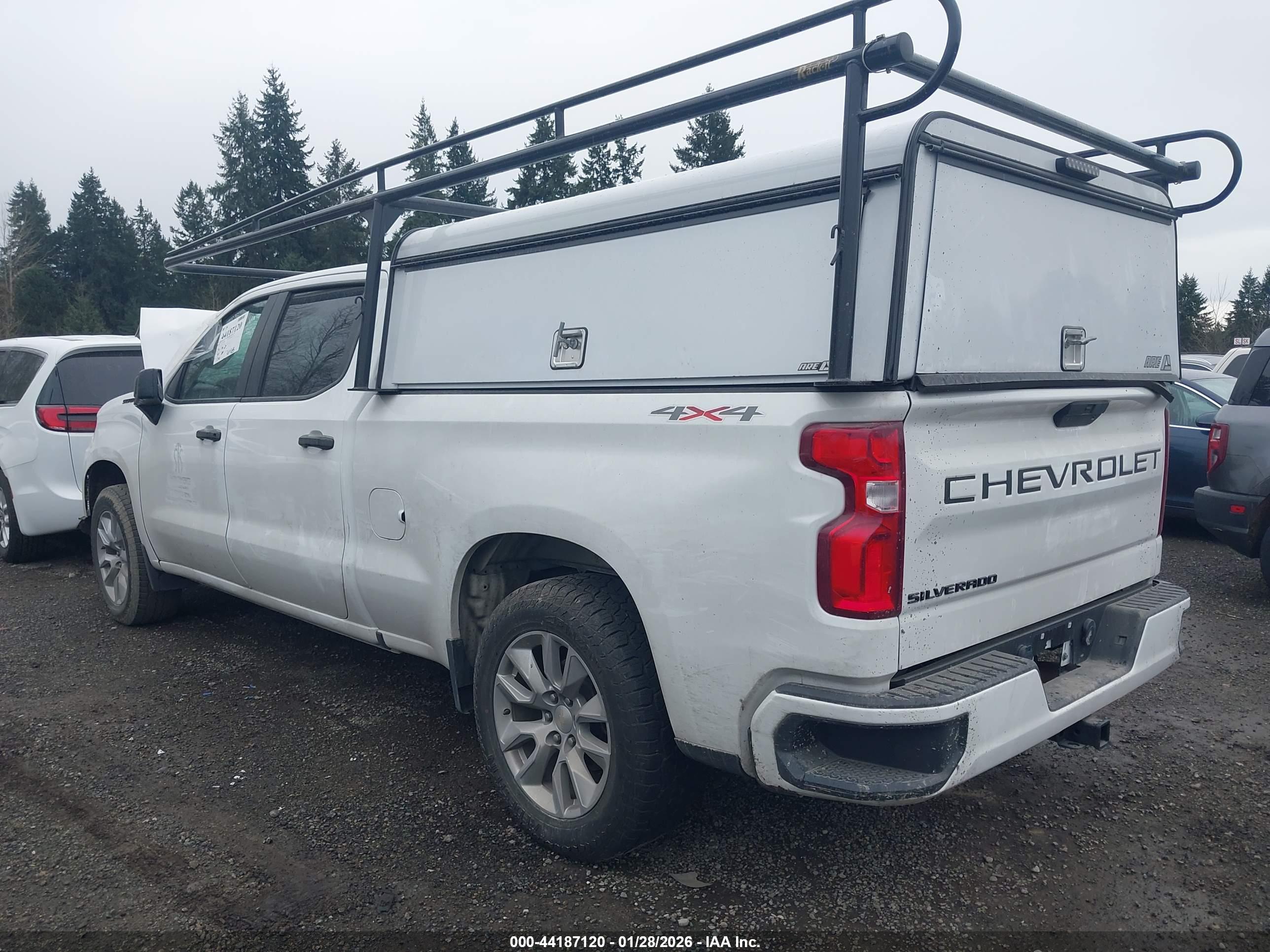 CHEVROLET SILVERADO image 3