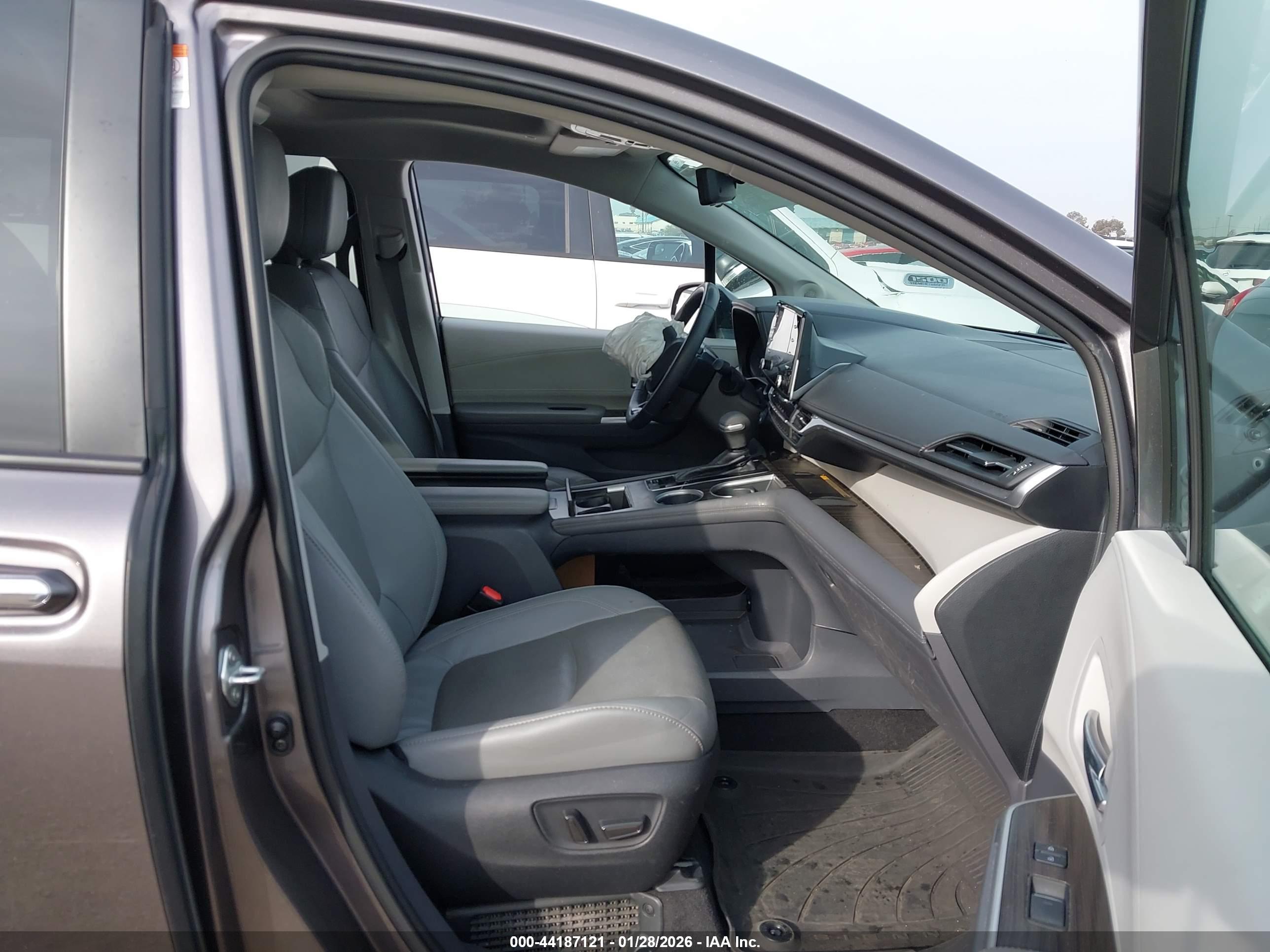 TOYOTA SIENNA image 5