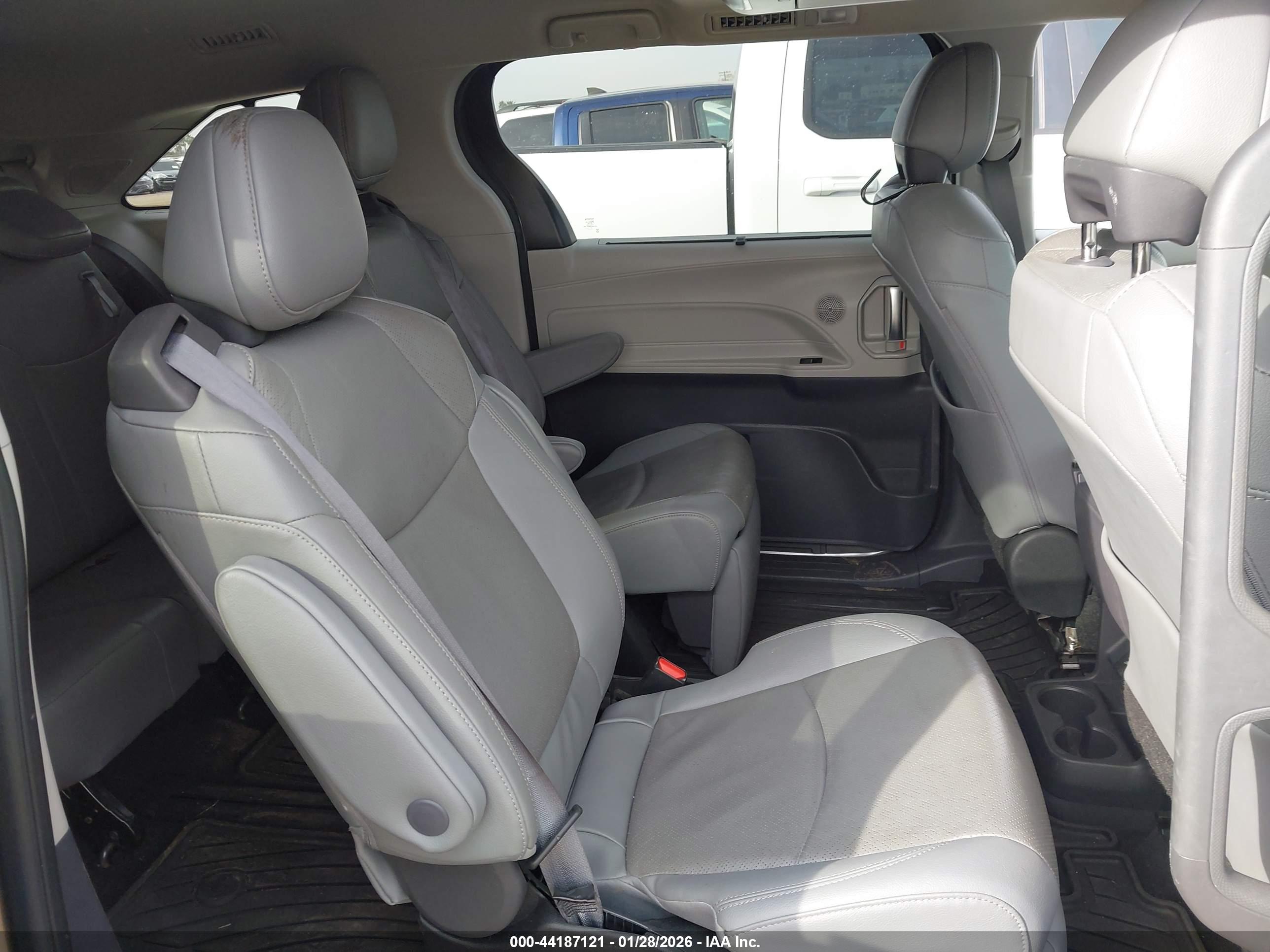 TOYOTA SIENNA image 8