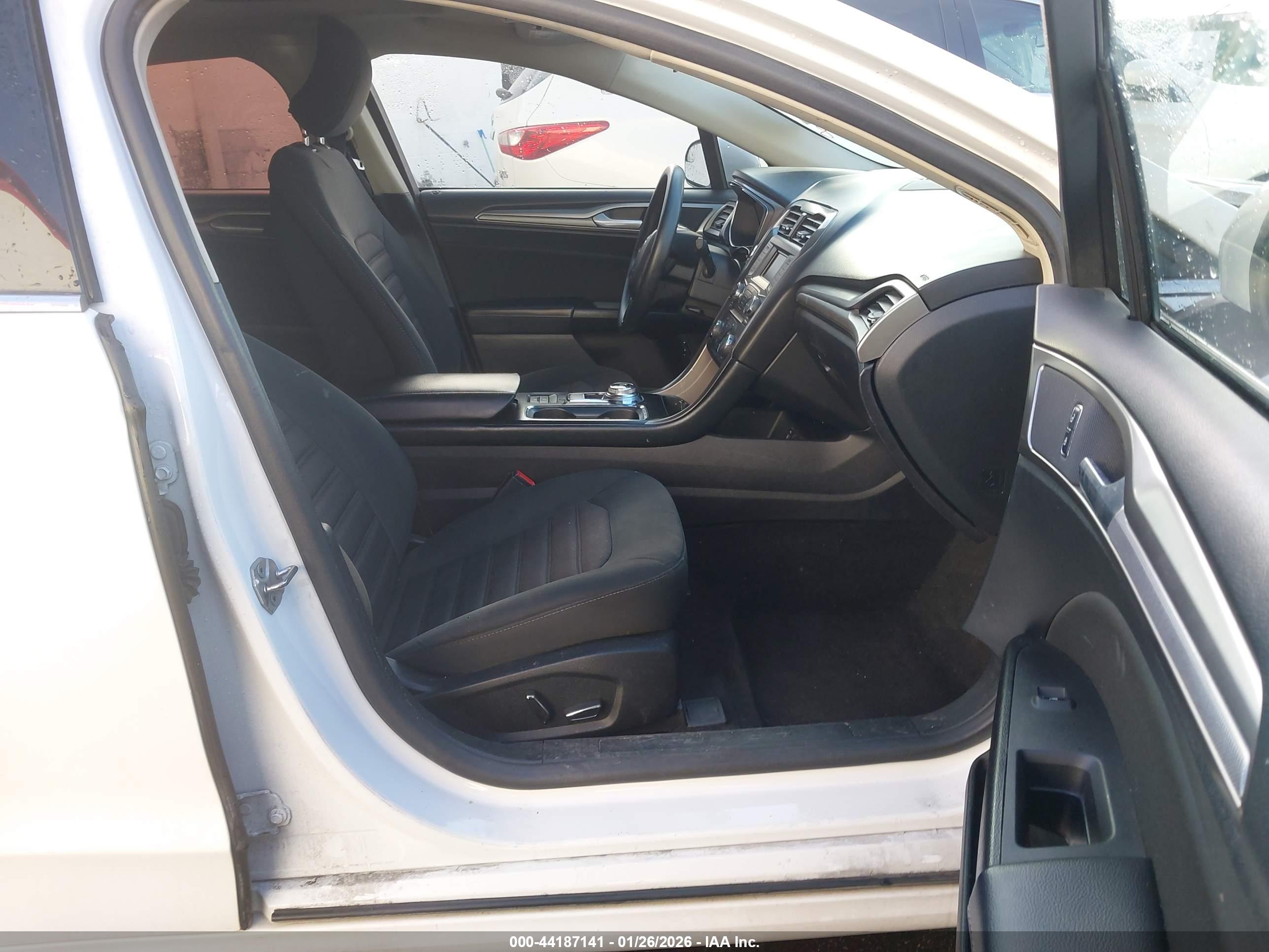 FORD FUSION image 5