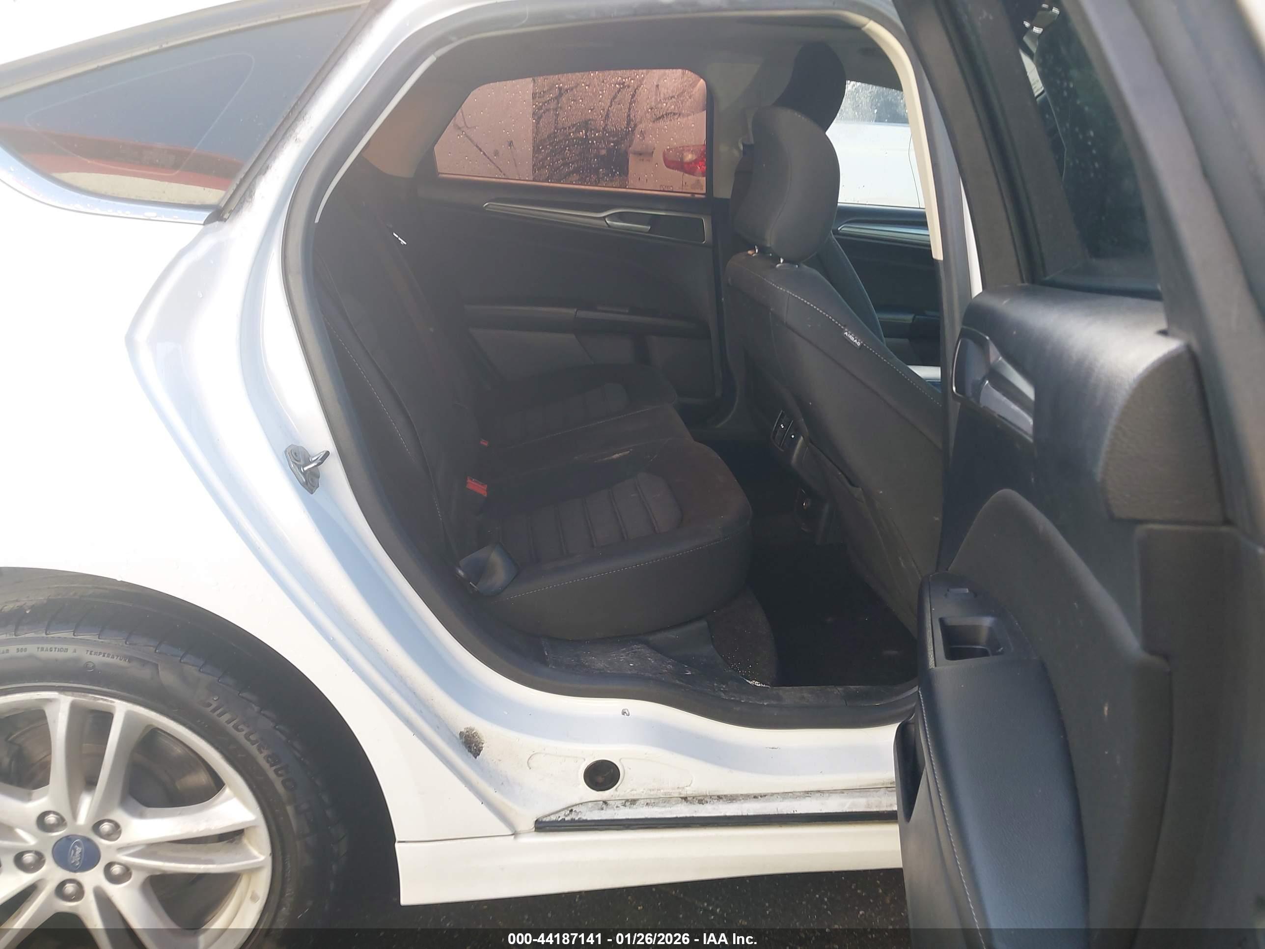 FORD FUSION image 8