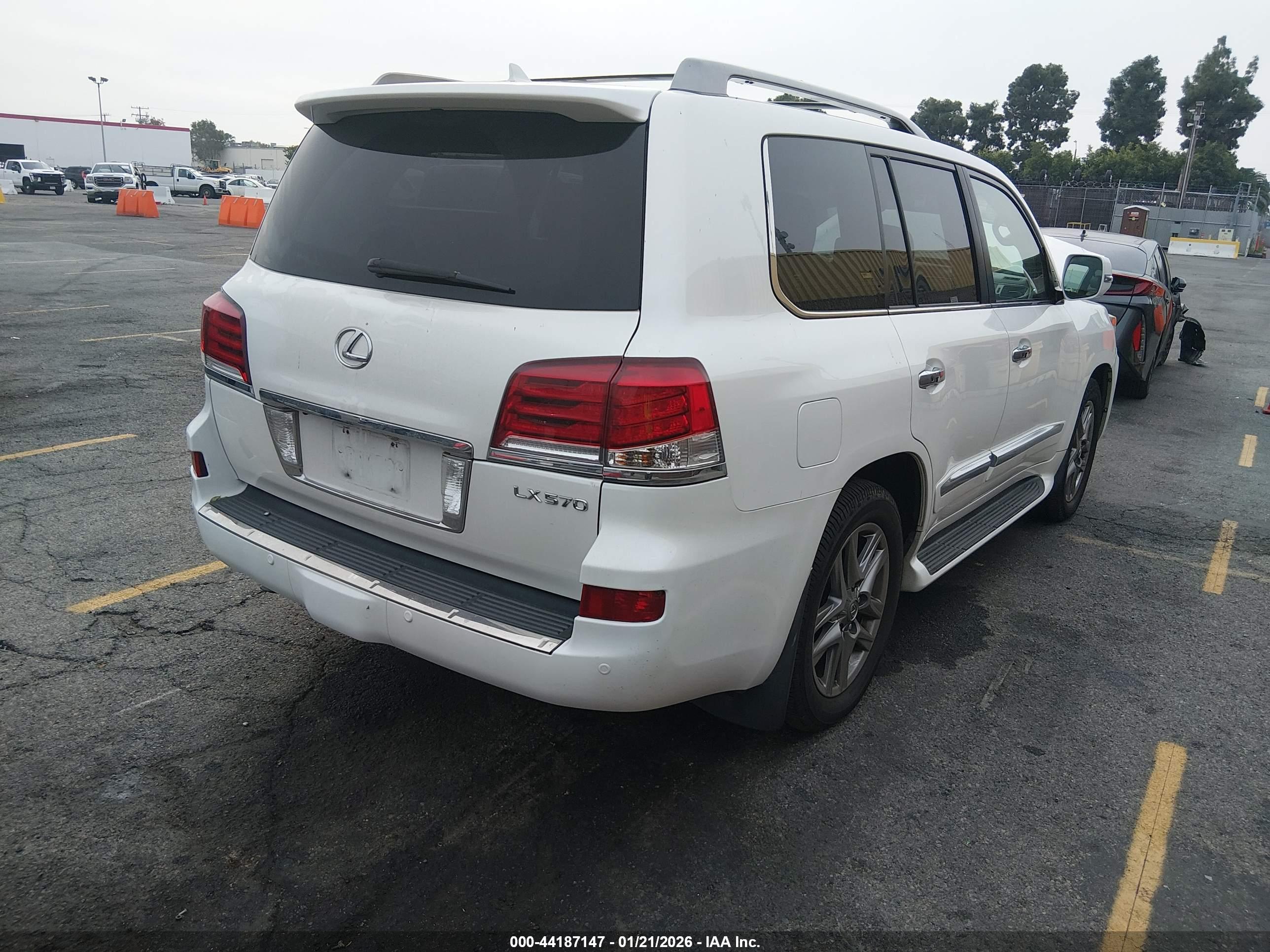 LEXUS LX image 4