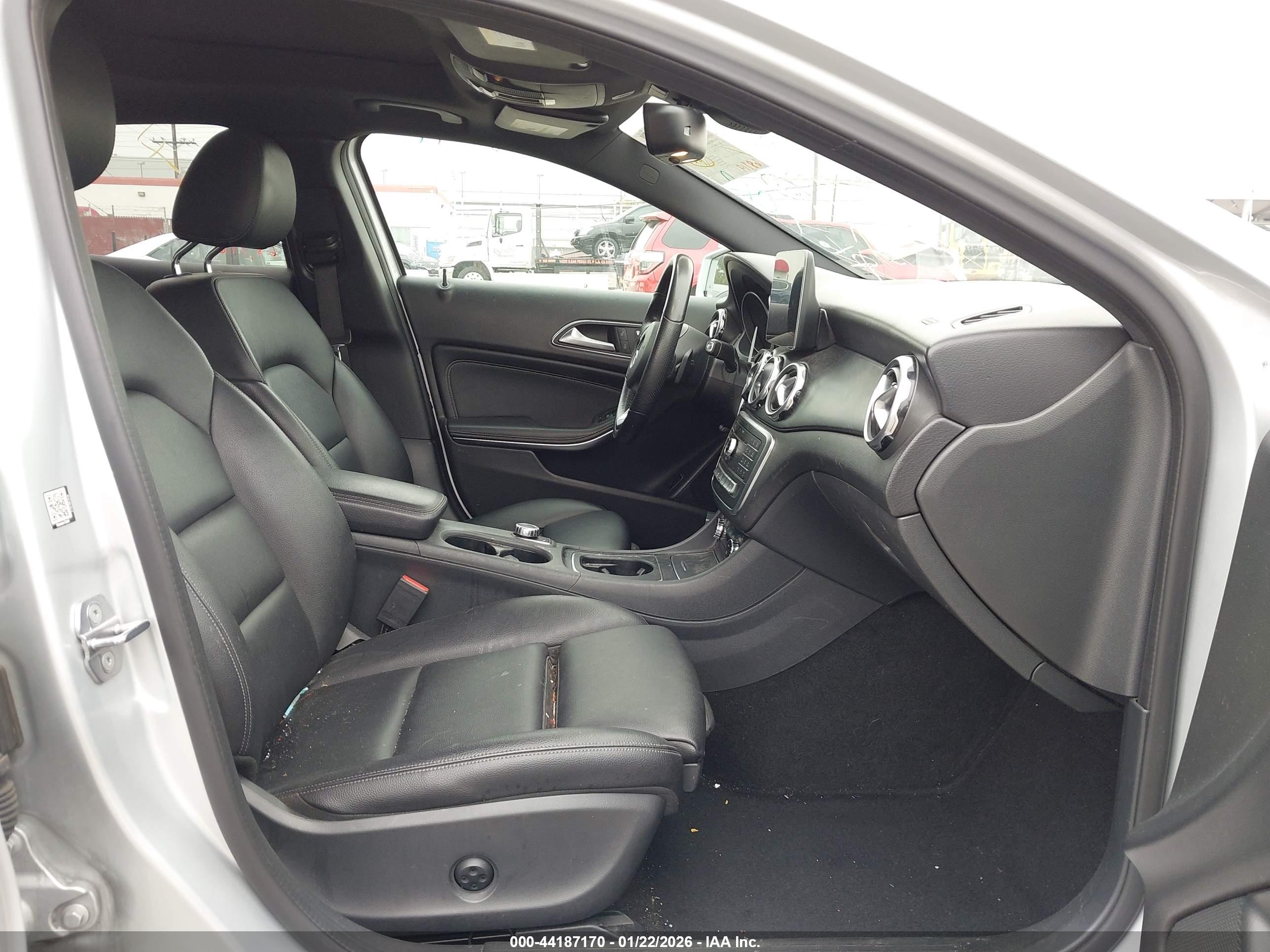 MERCEDES-BENZ GLA image 5