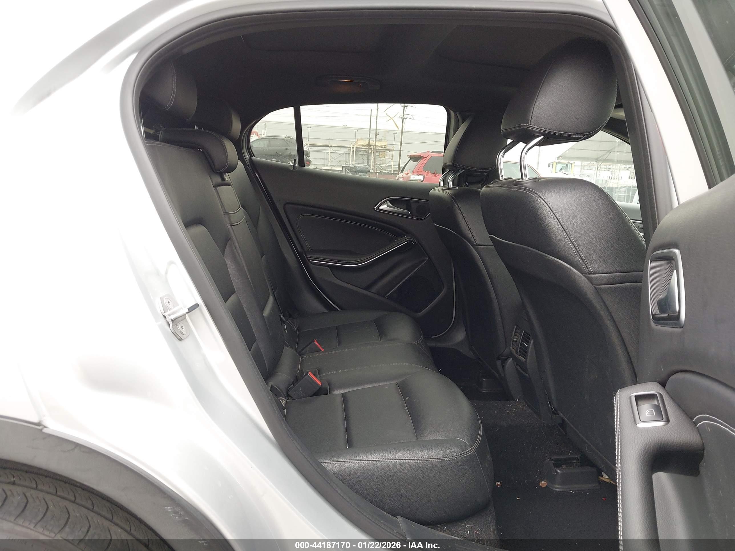 MERCEDES-BENZ GLA image 8