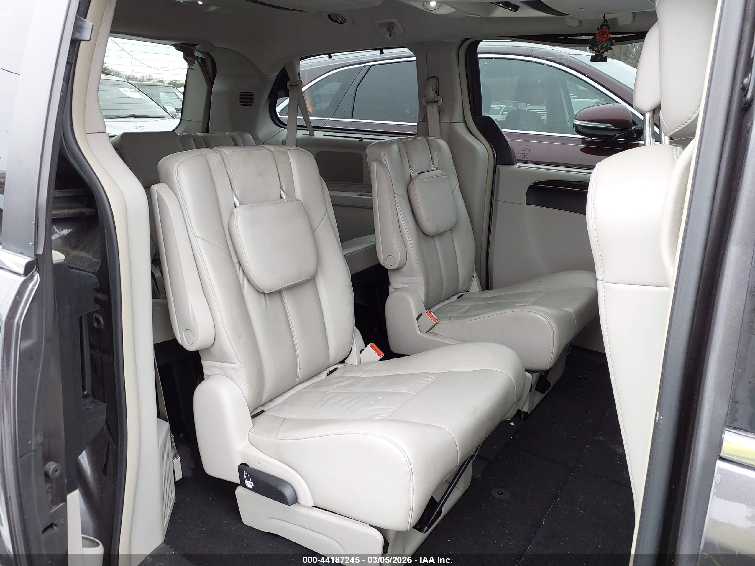 CHRYSLER TOWN image 8