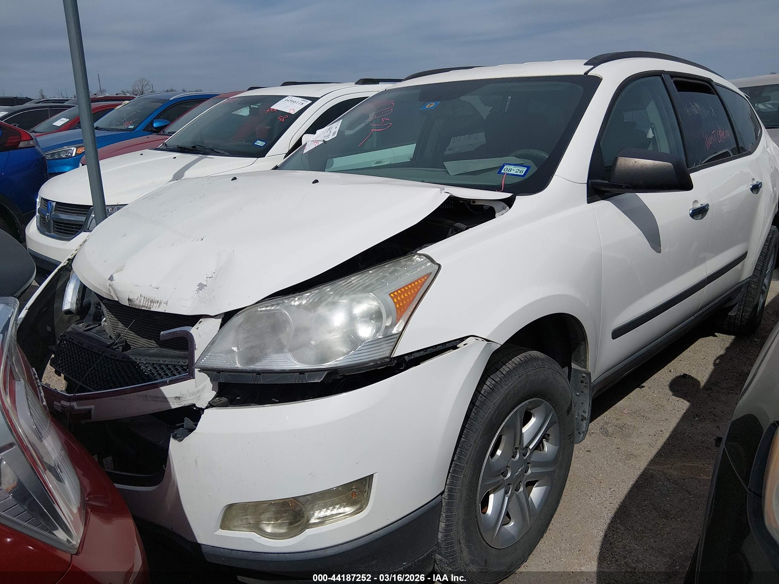 CHEVROLET TRAVERSE image 2