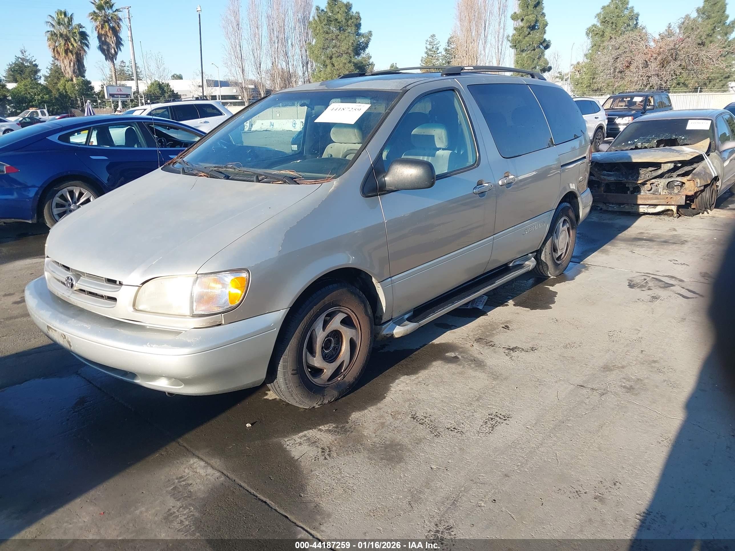 TOYOTA SIENNA image 2