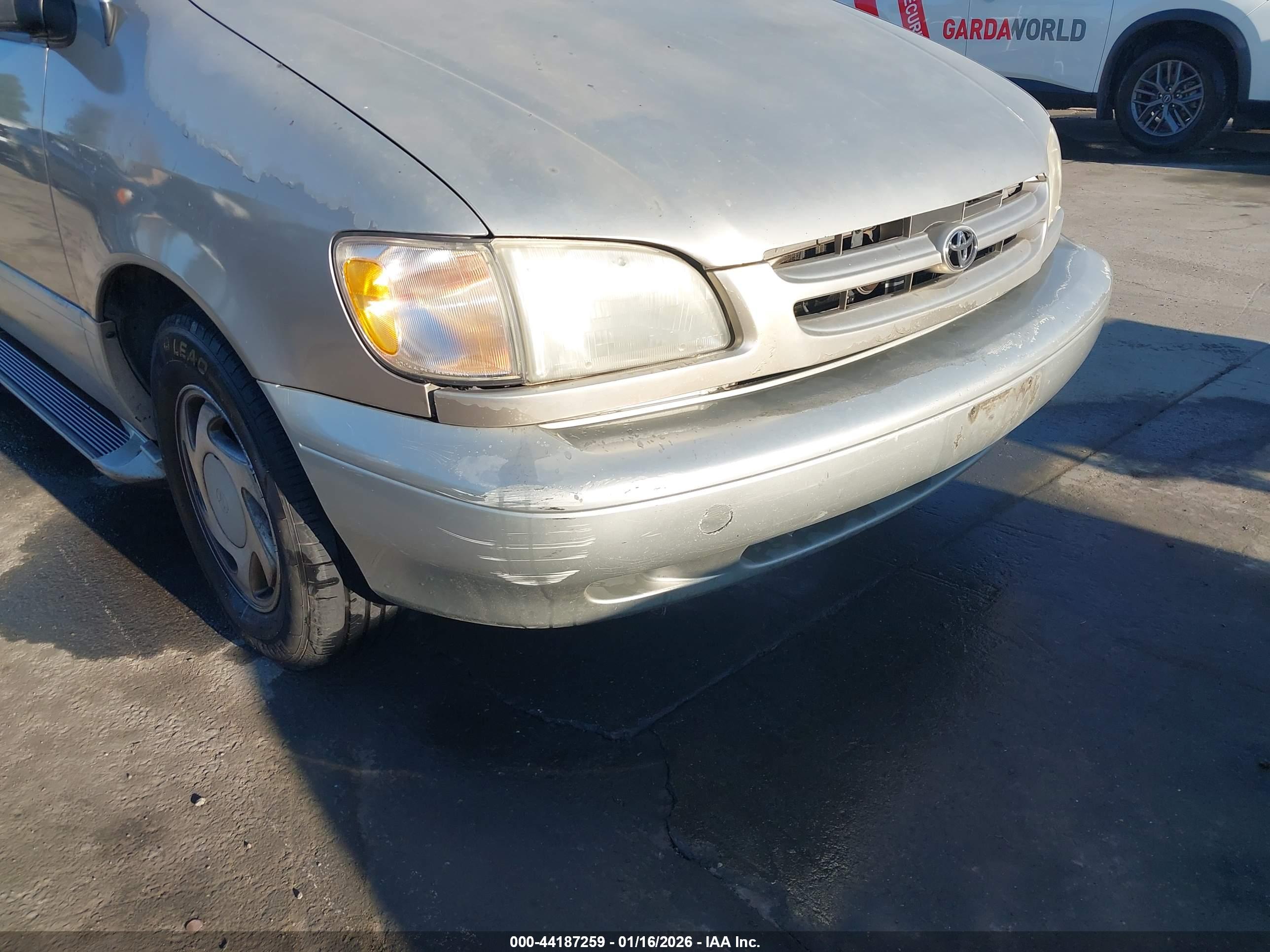 TOYOTA SIENNA image 6