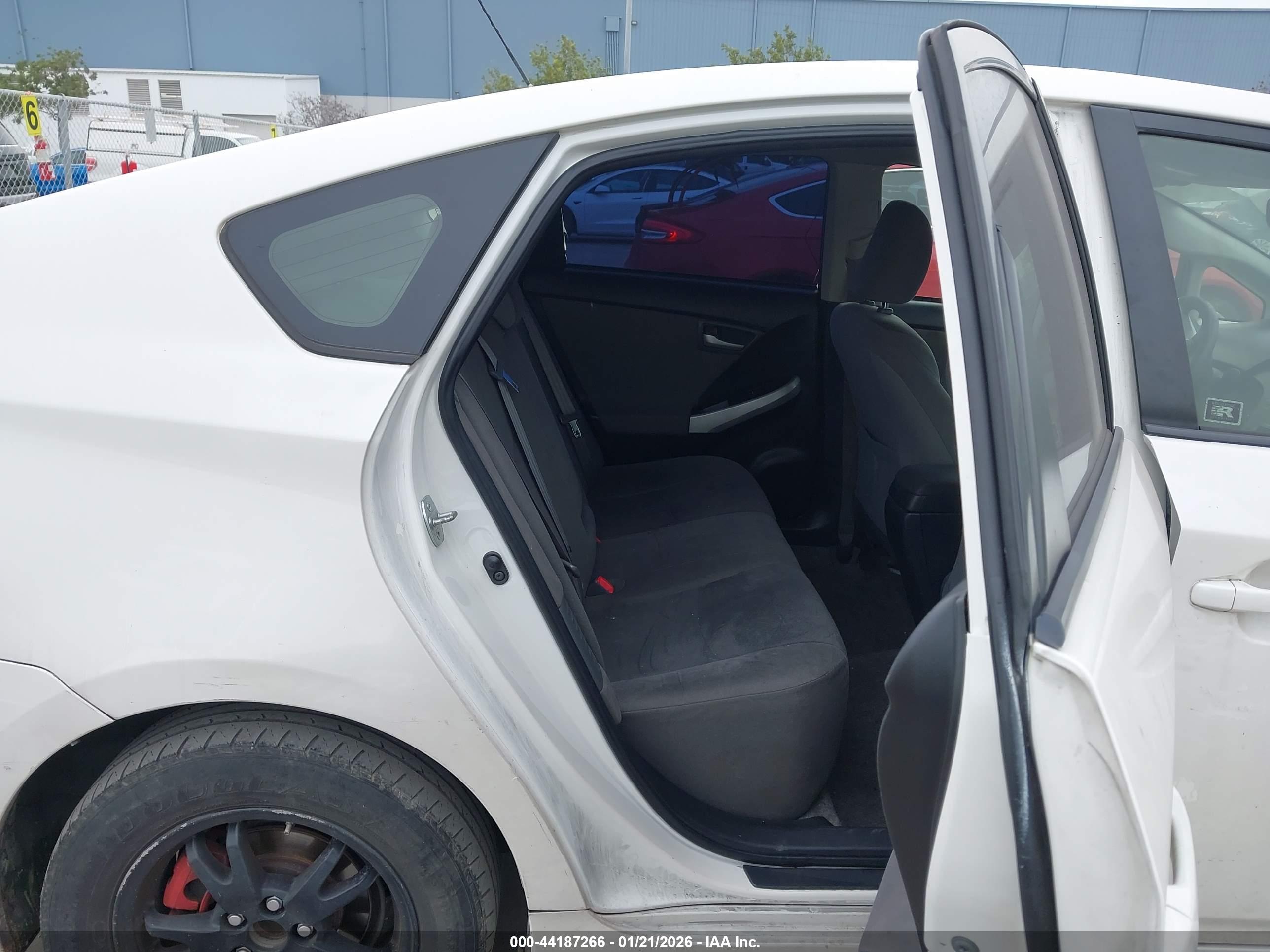 TOYOTA PRIUS image 8