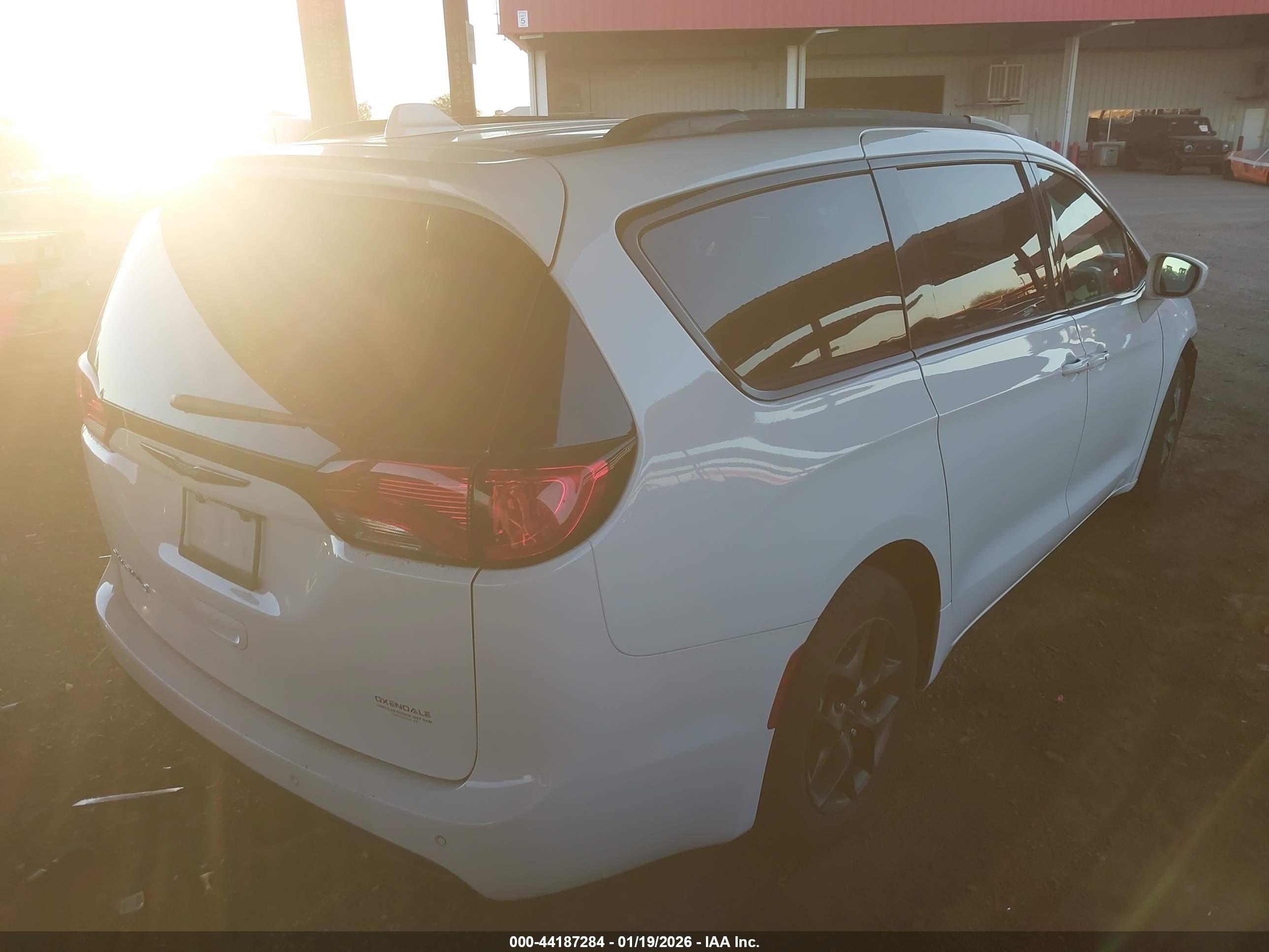 CHRYSLER PACIFICA image 4