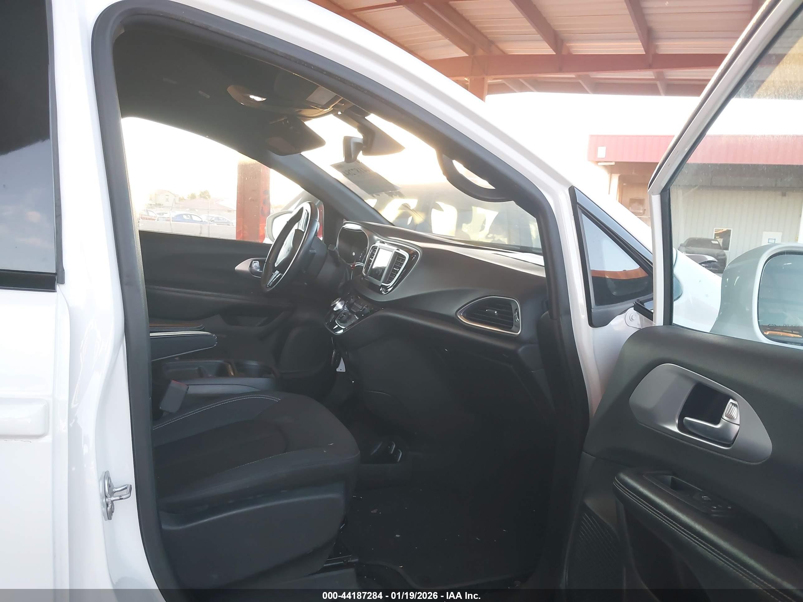 CHRYSLER PACIFICA image 5
