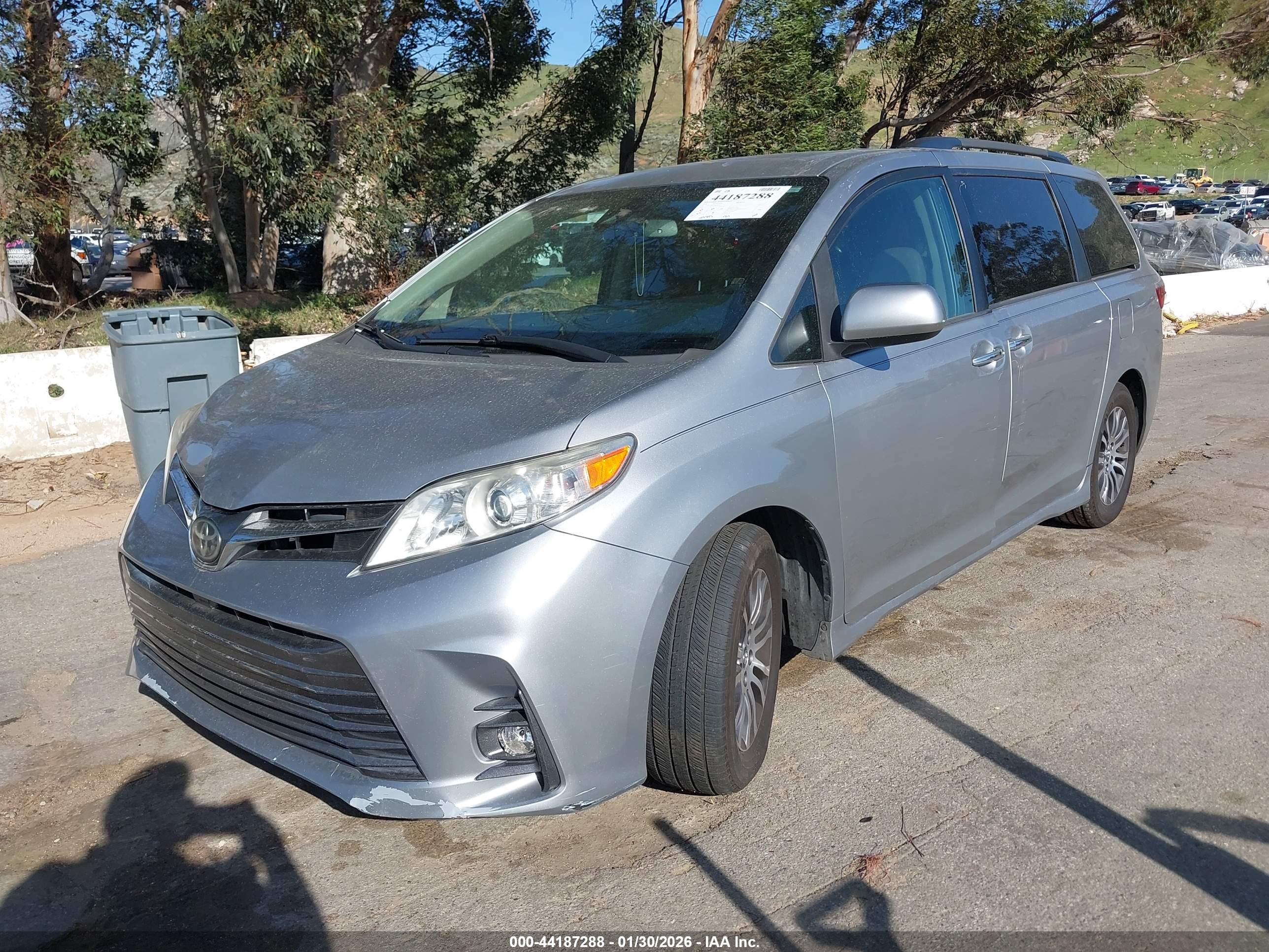 TOYOTA SIENNA image 2