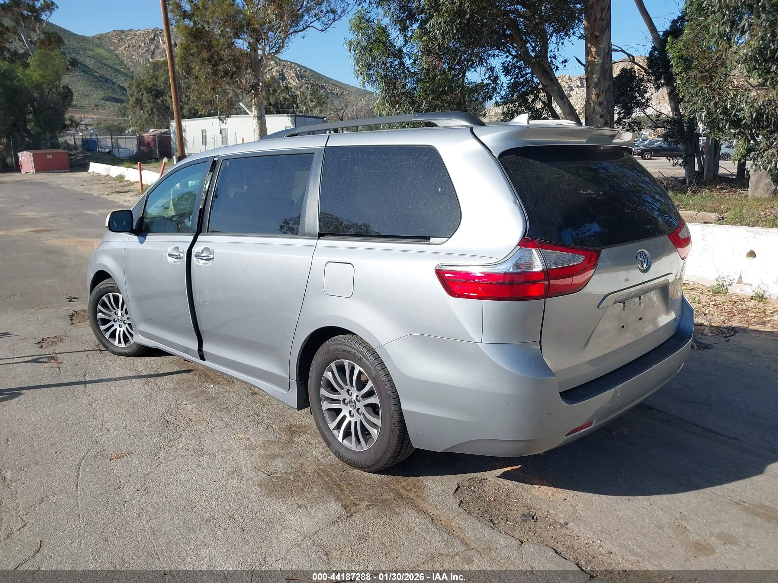 TOYOTA SIENNA image 3