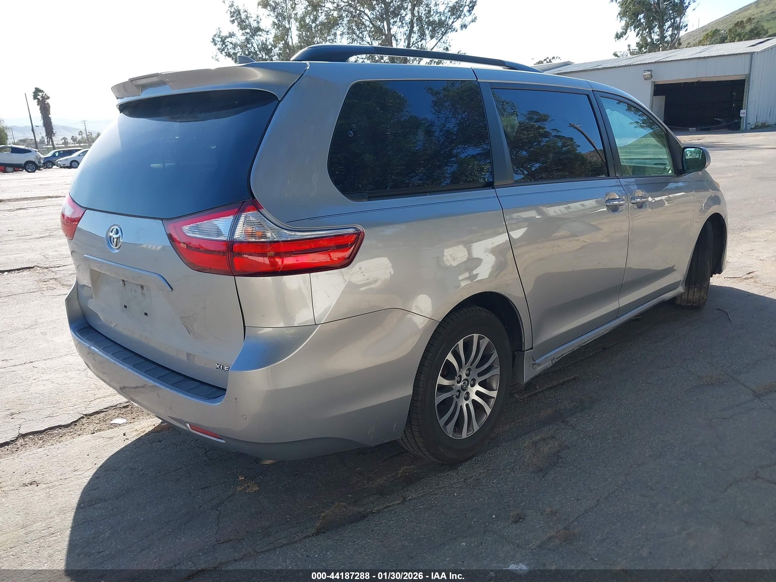 TOYOTA SIENNA image 4
