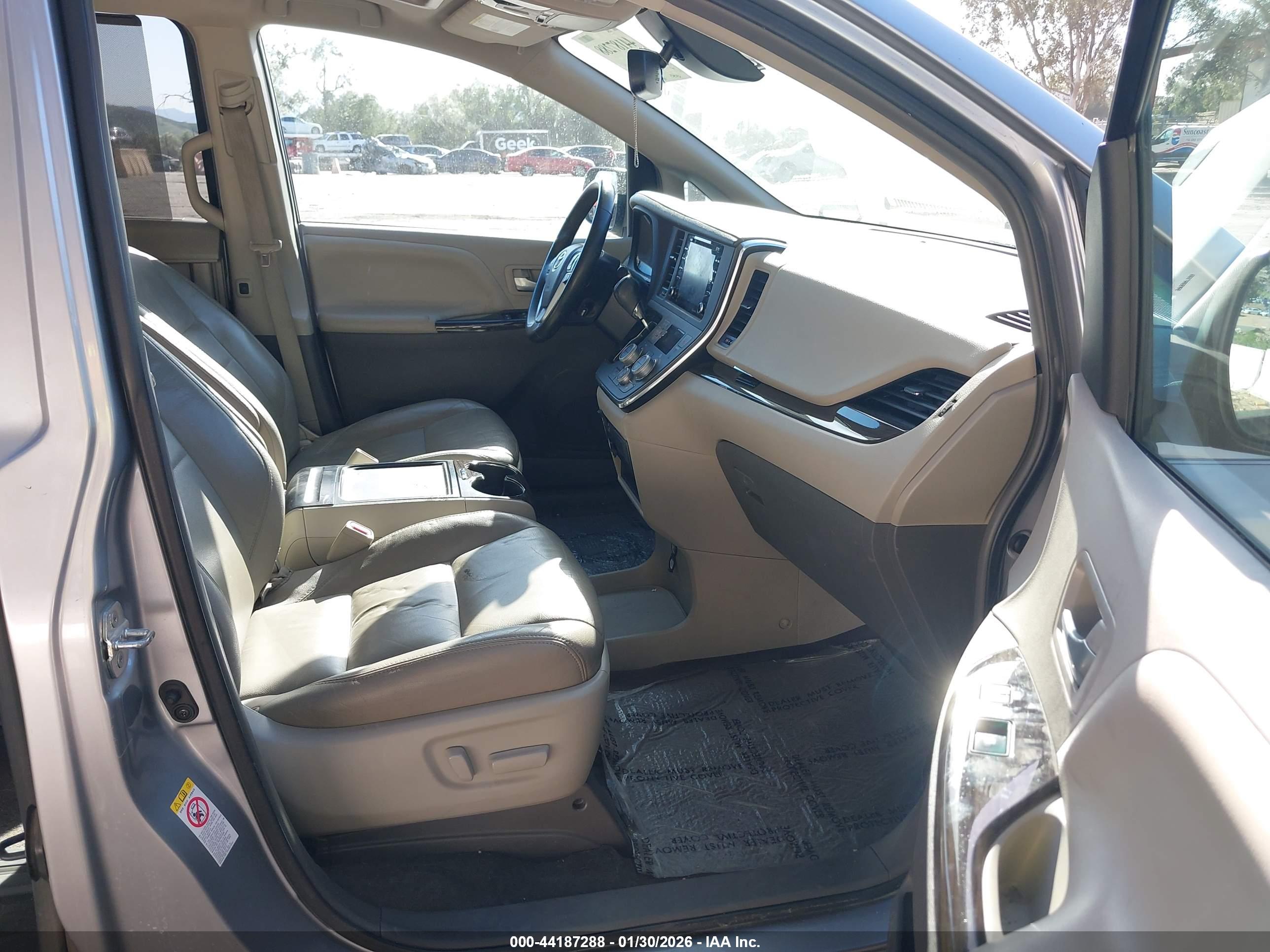 TOYOTA SIENNA image 5