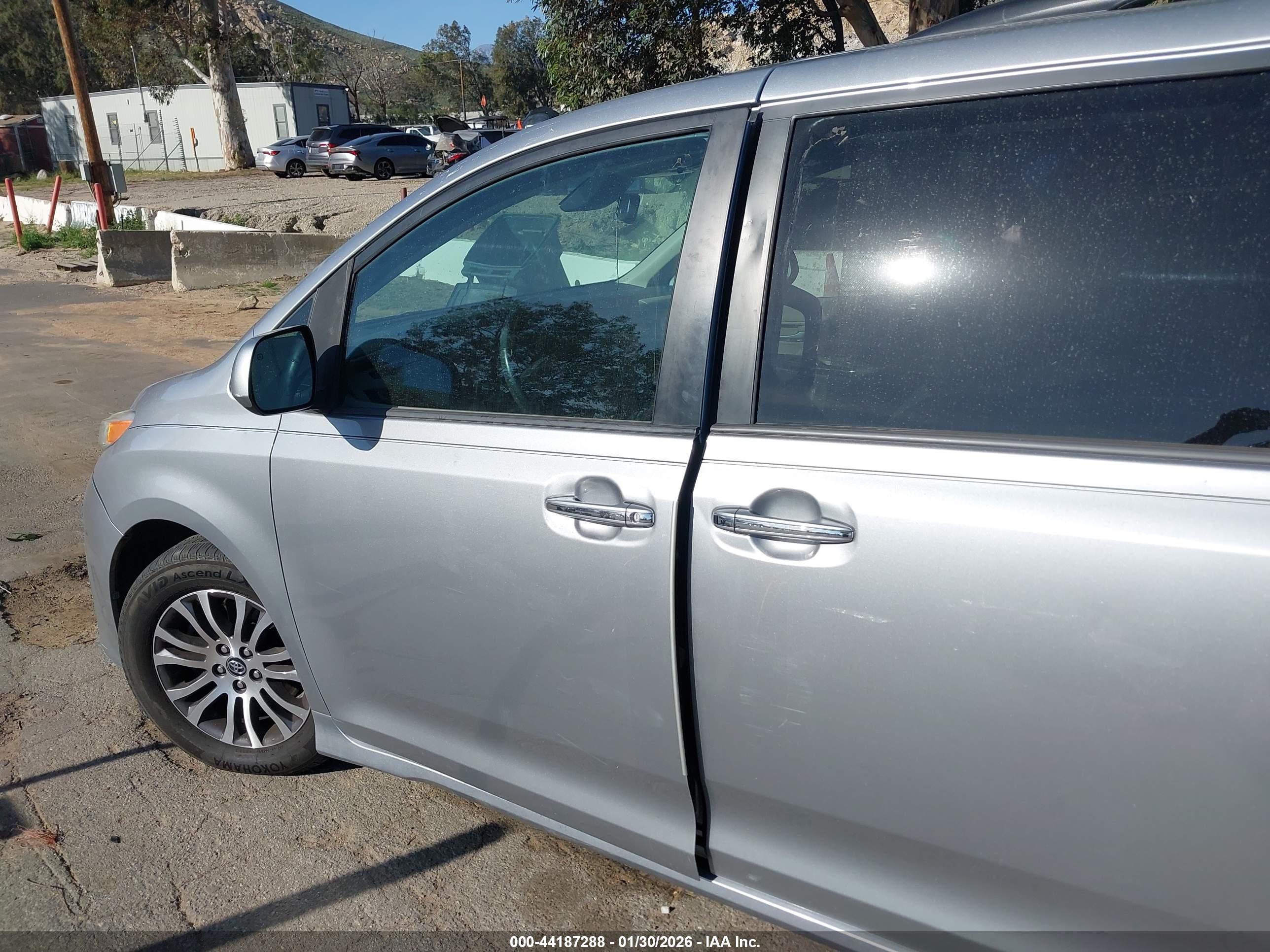TOYOTA SIENNA image 6