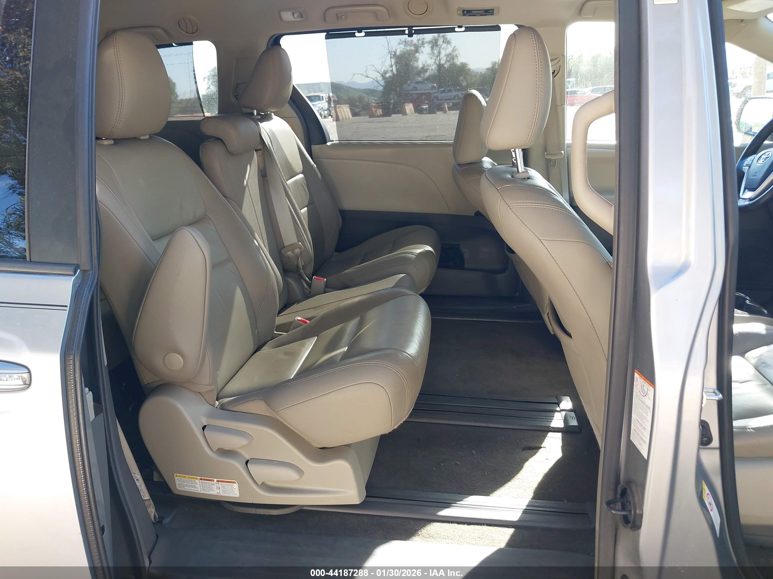 TOYOTA SIENNA image 8