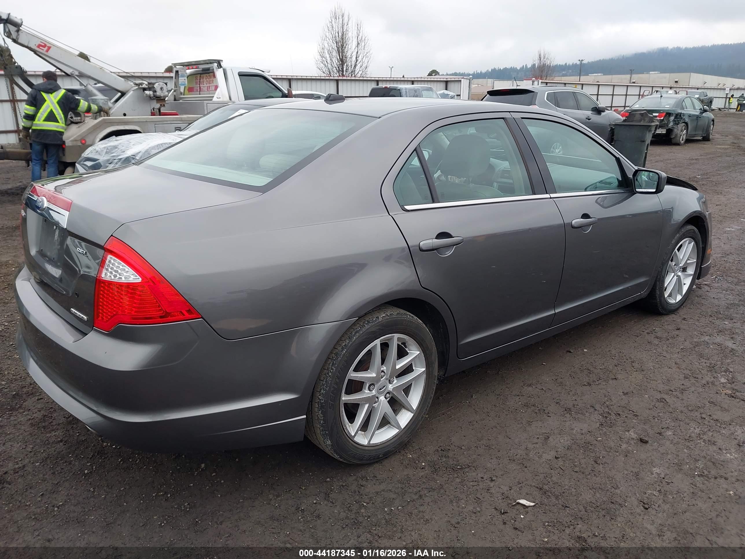 FORD FUSION image 4