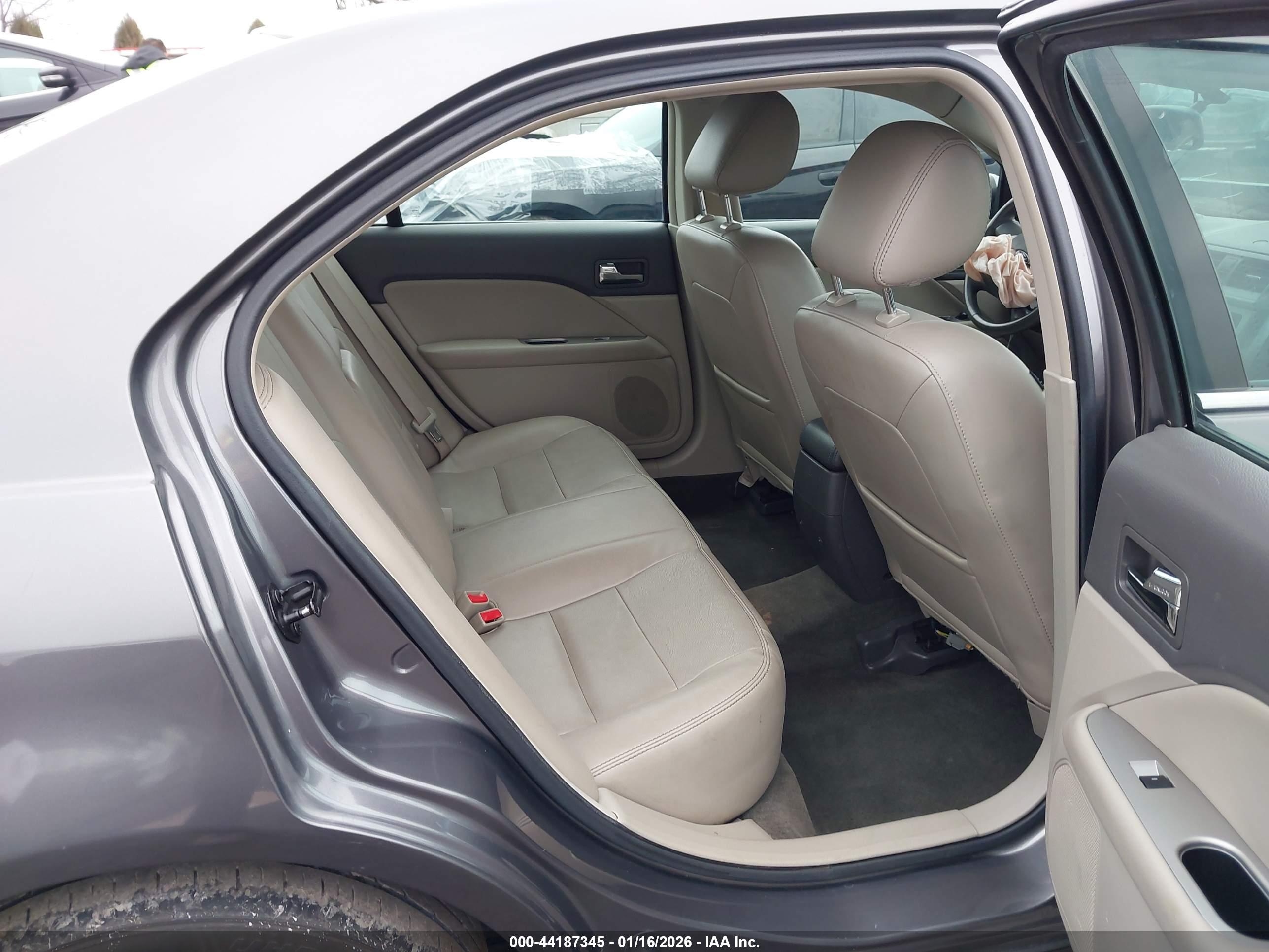 FORD FUSION image 8