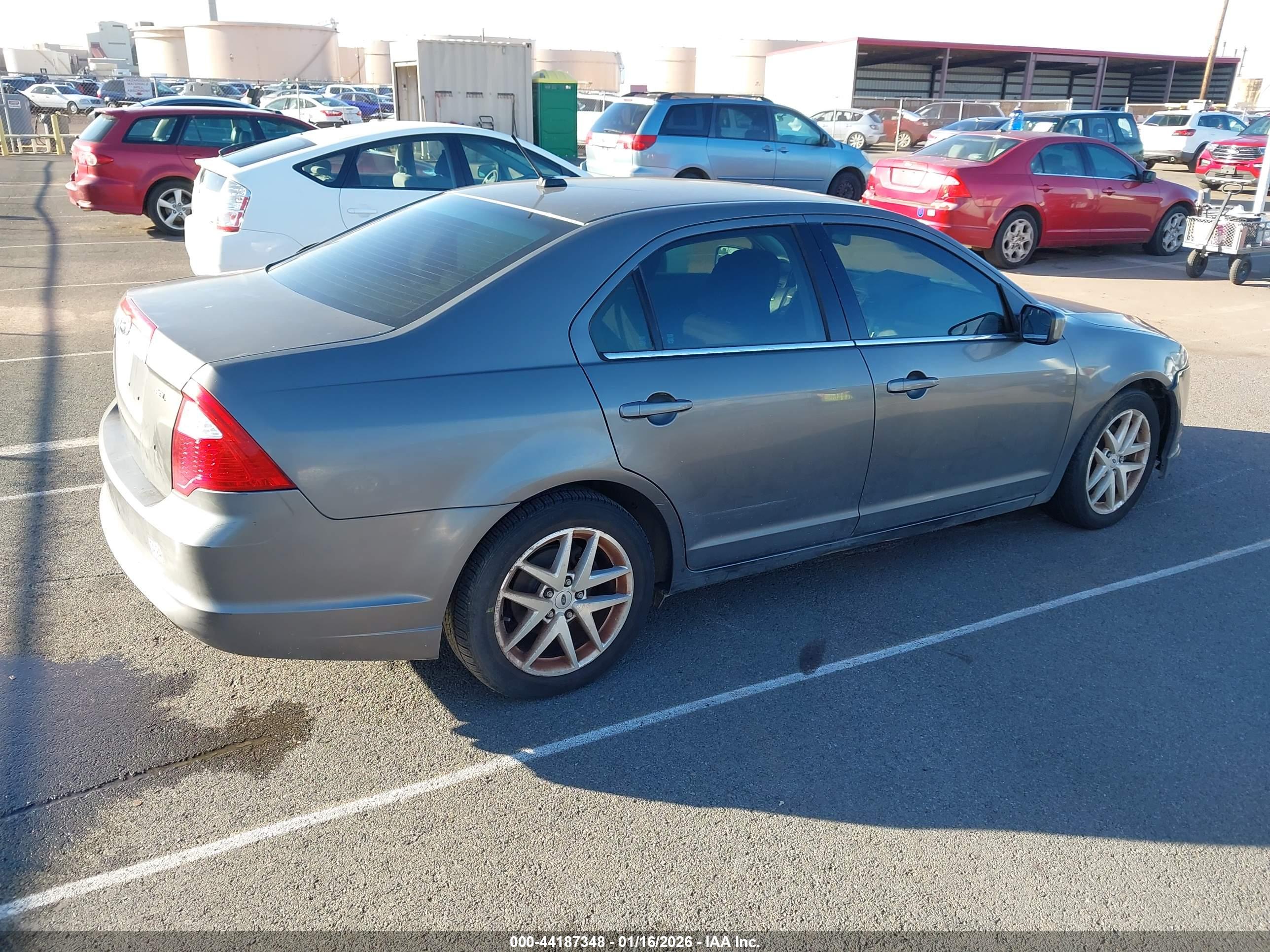 FORD FUSION image 4