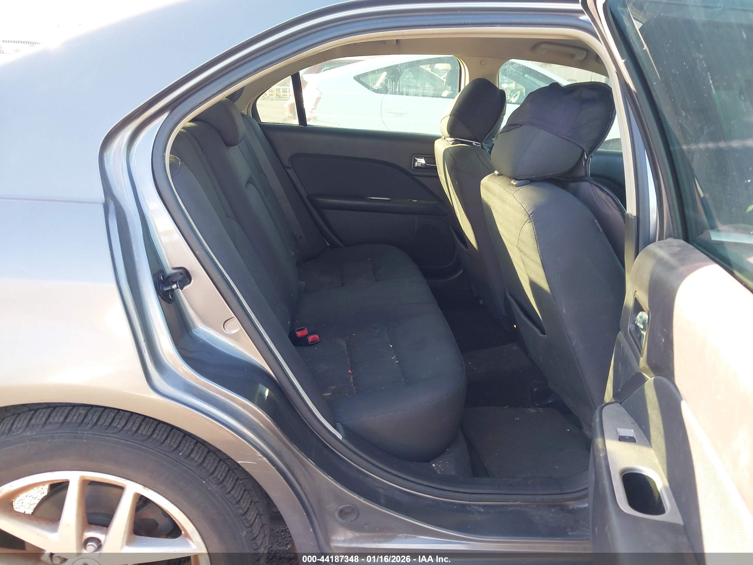 FORD FUSION image 8