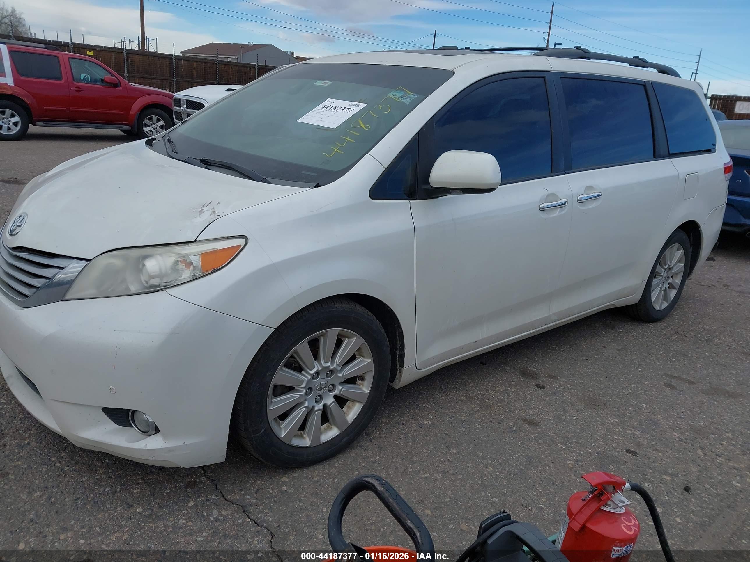 TOYOTA SIENNA image 2