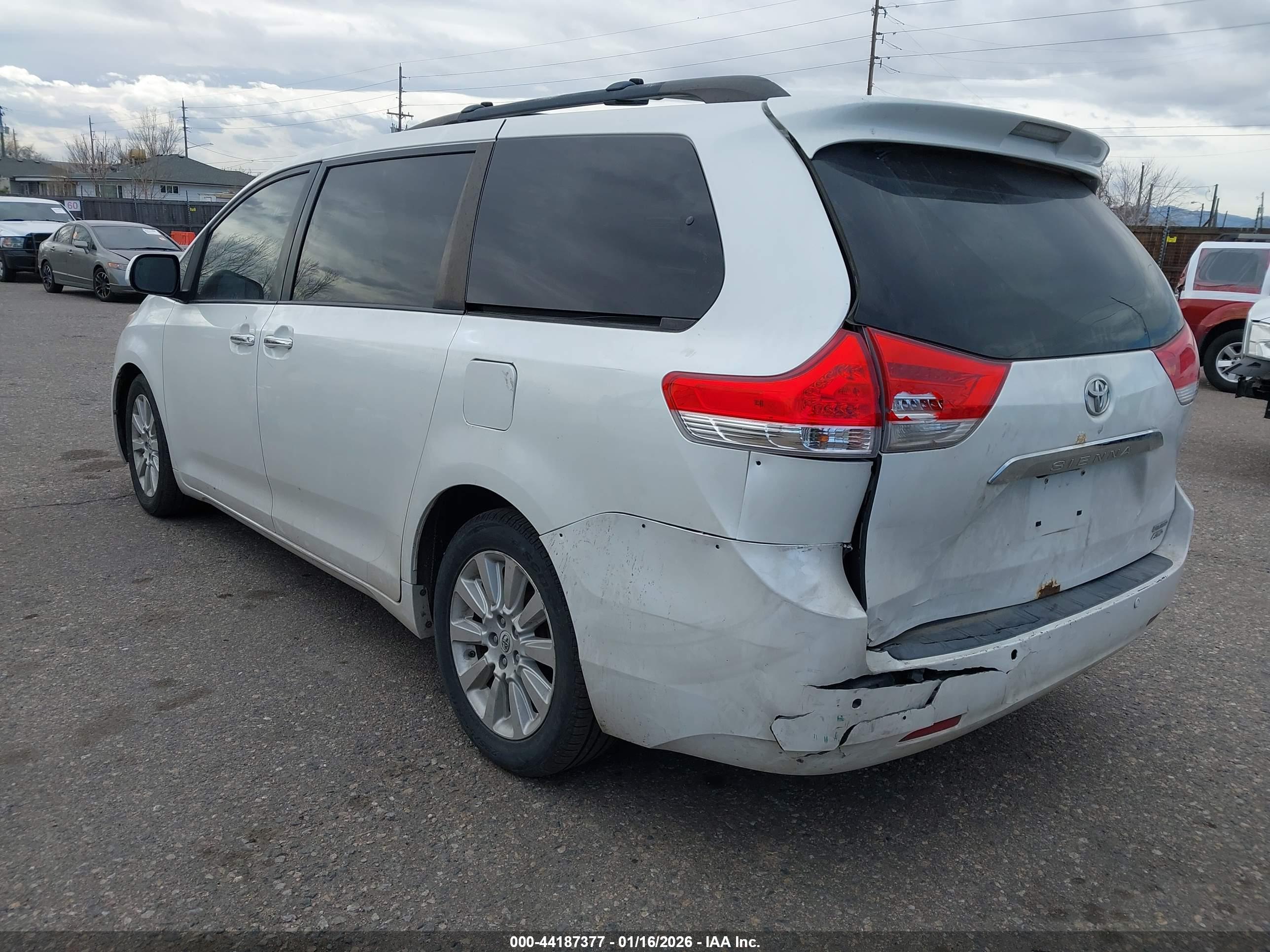TOYOTA SIENNA image 3